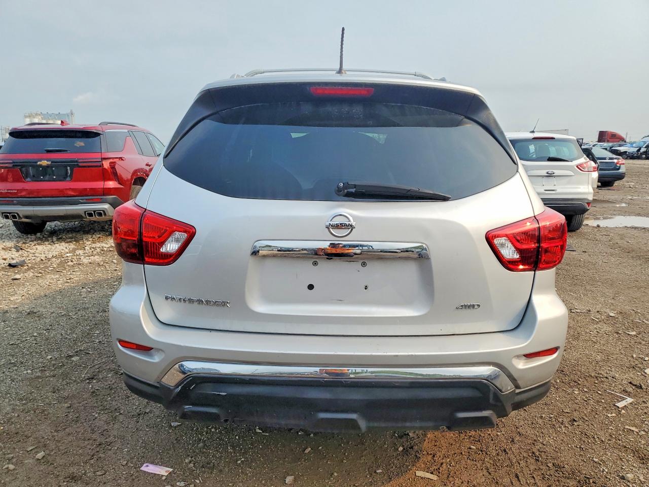 2018 Nissan Pathfinder S Silver vin: 5N1DR2MM8JC628576