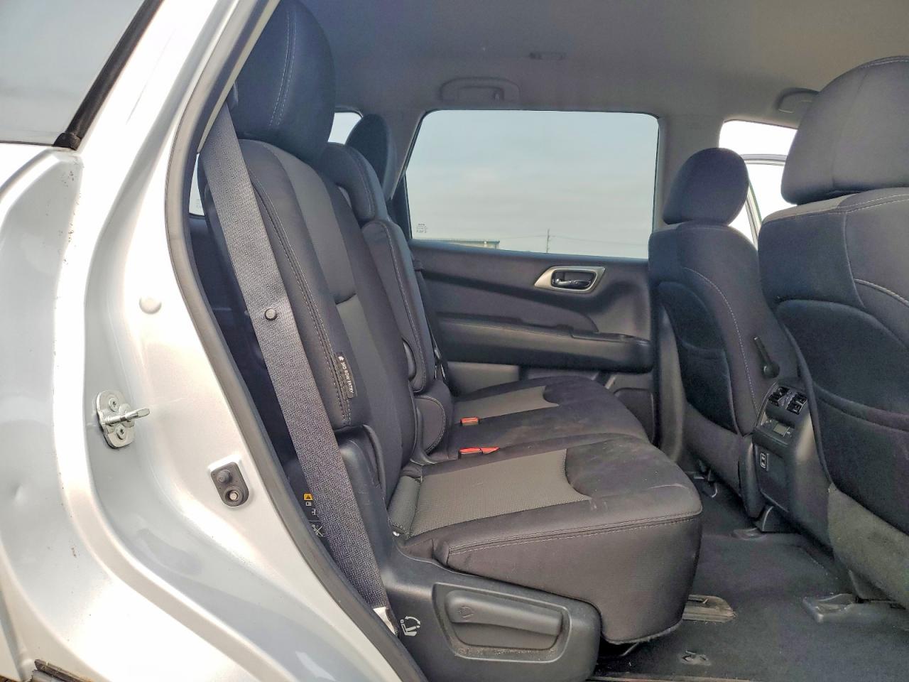2018 Nissan Pathfinder S Silver vin: 5N1DR2MM8JC628576