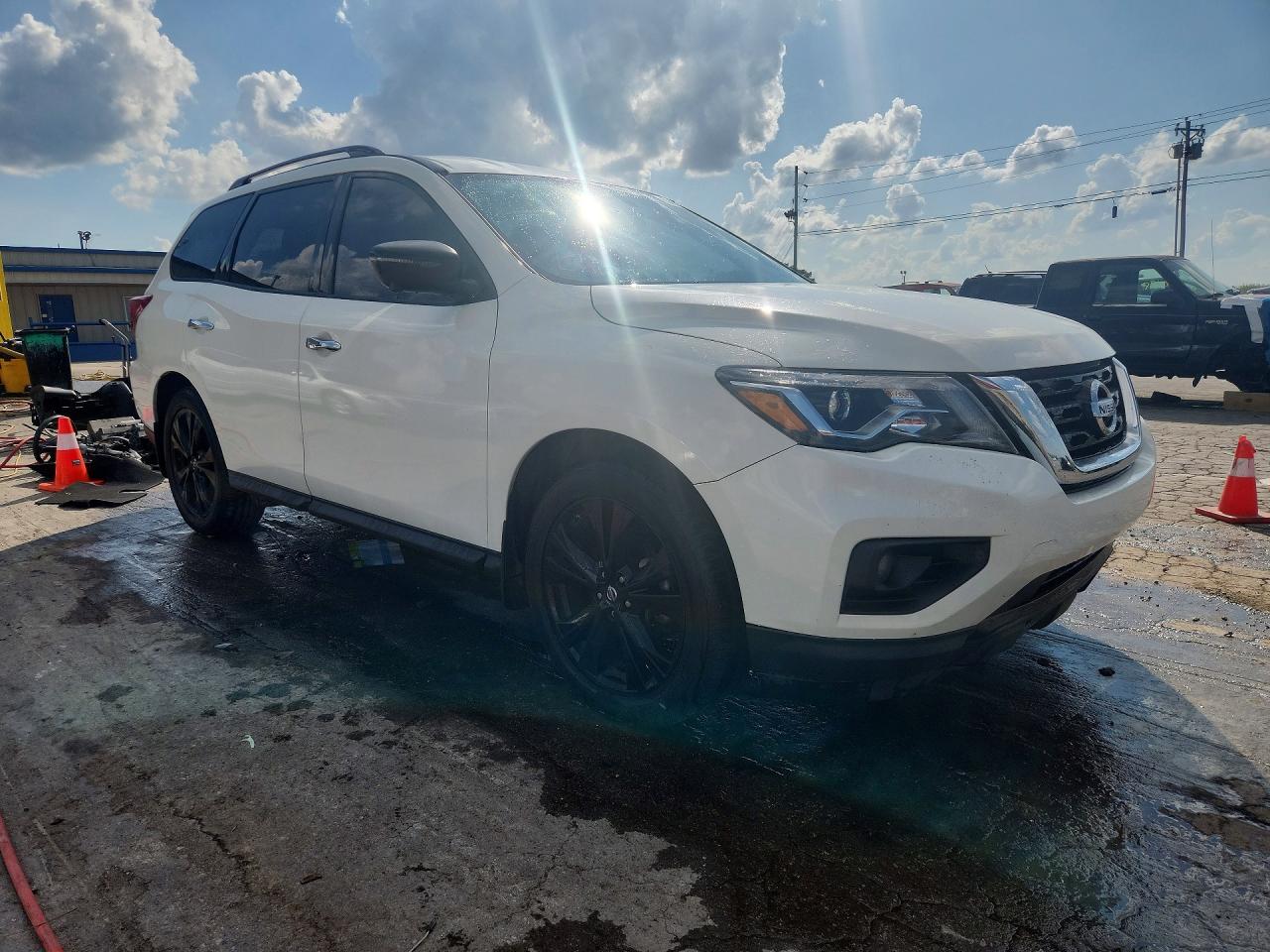2018 Nissan Pathfinder Sl White vin: 5N1DR2MN0JC663802