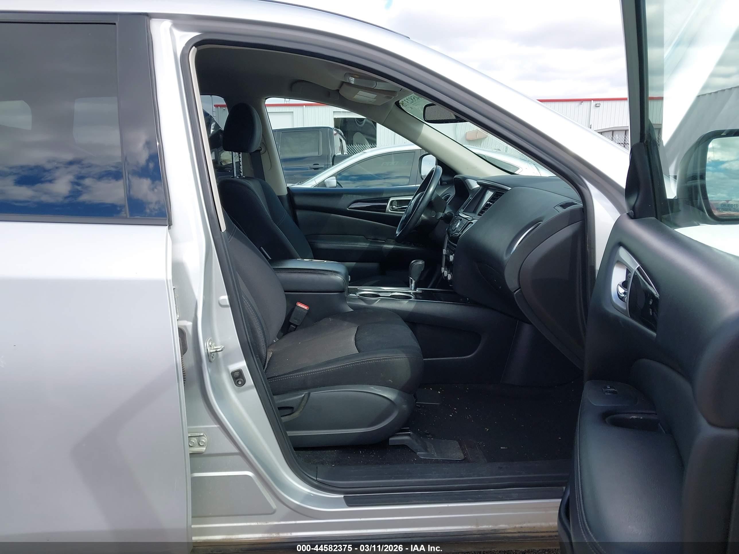 2019 Nissan Pathfinder Sv Silver vin: 5N1DR2MN7KC591580