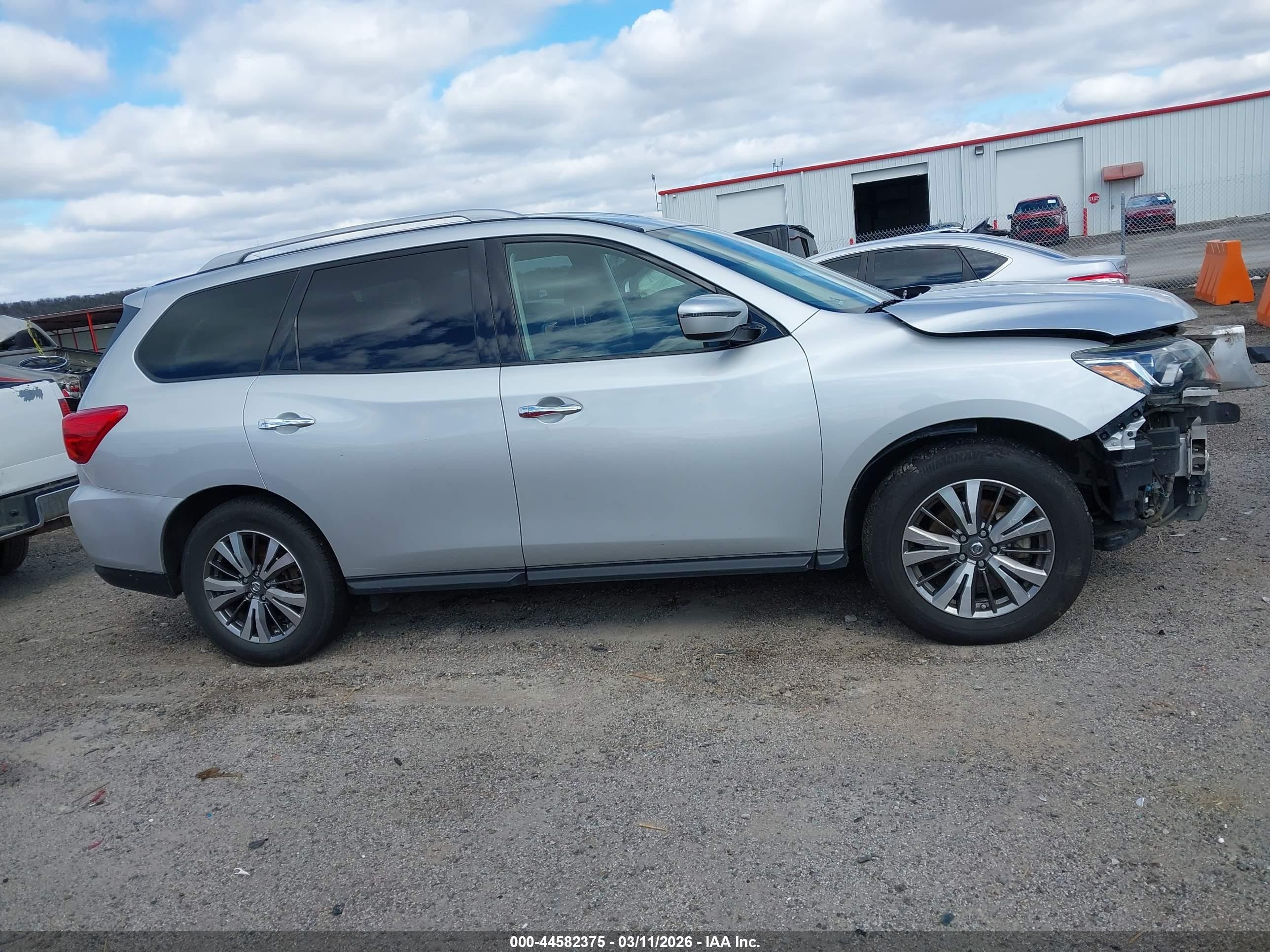 2019 Nissan Pathfinder Sv Silver vin: 5N1DR2MN7KC591580