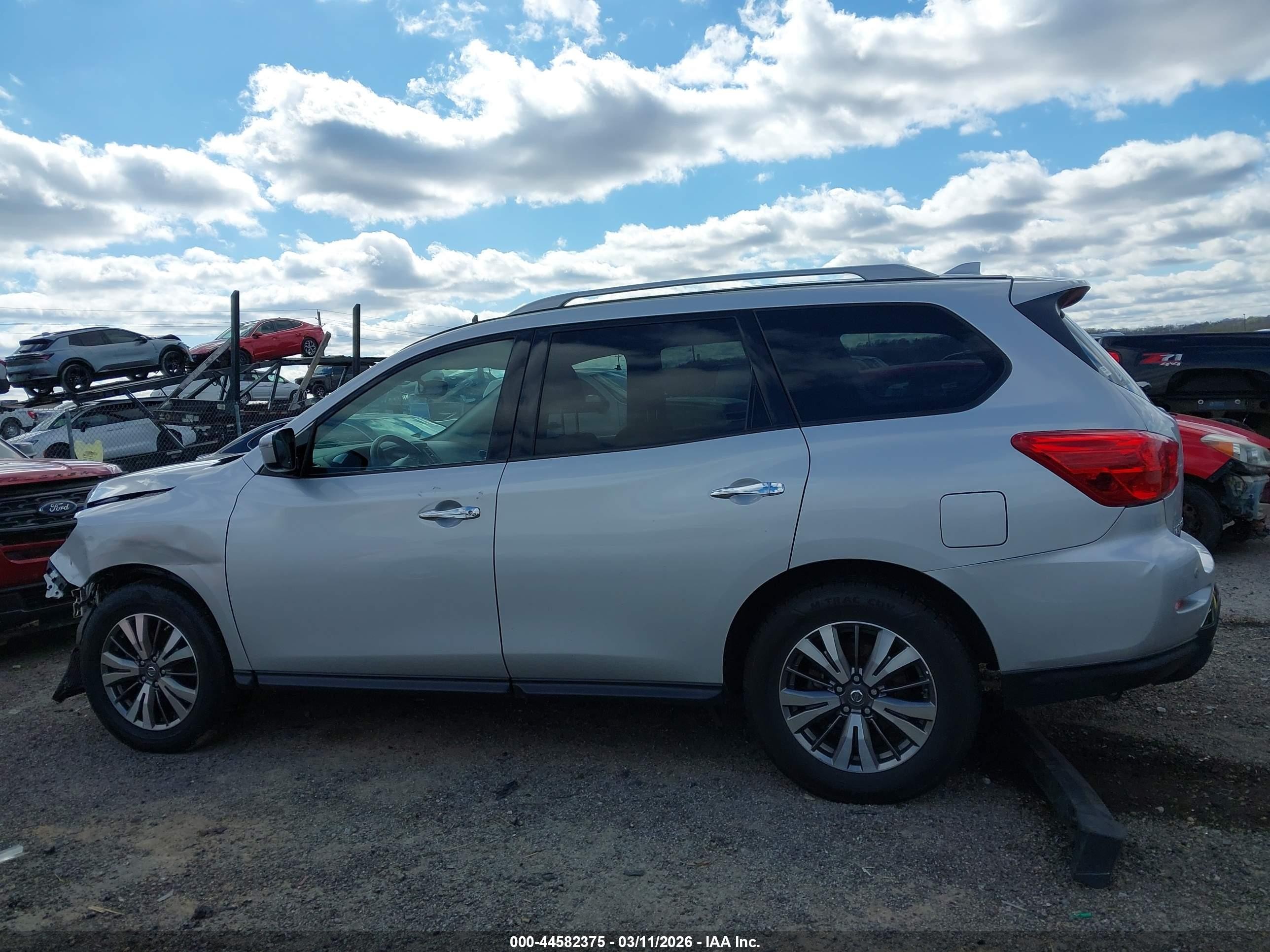 2019 Nissan Pathfinder Sv Silver vin: 5N1DR2MN7KC591580