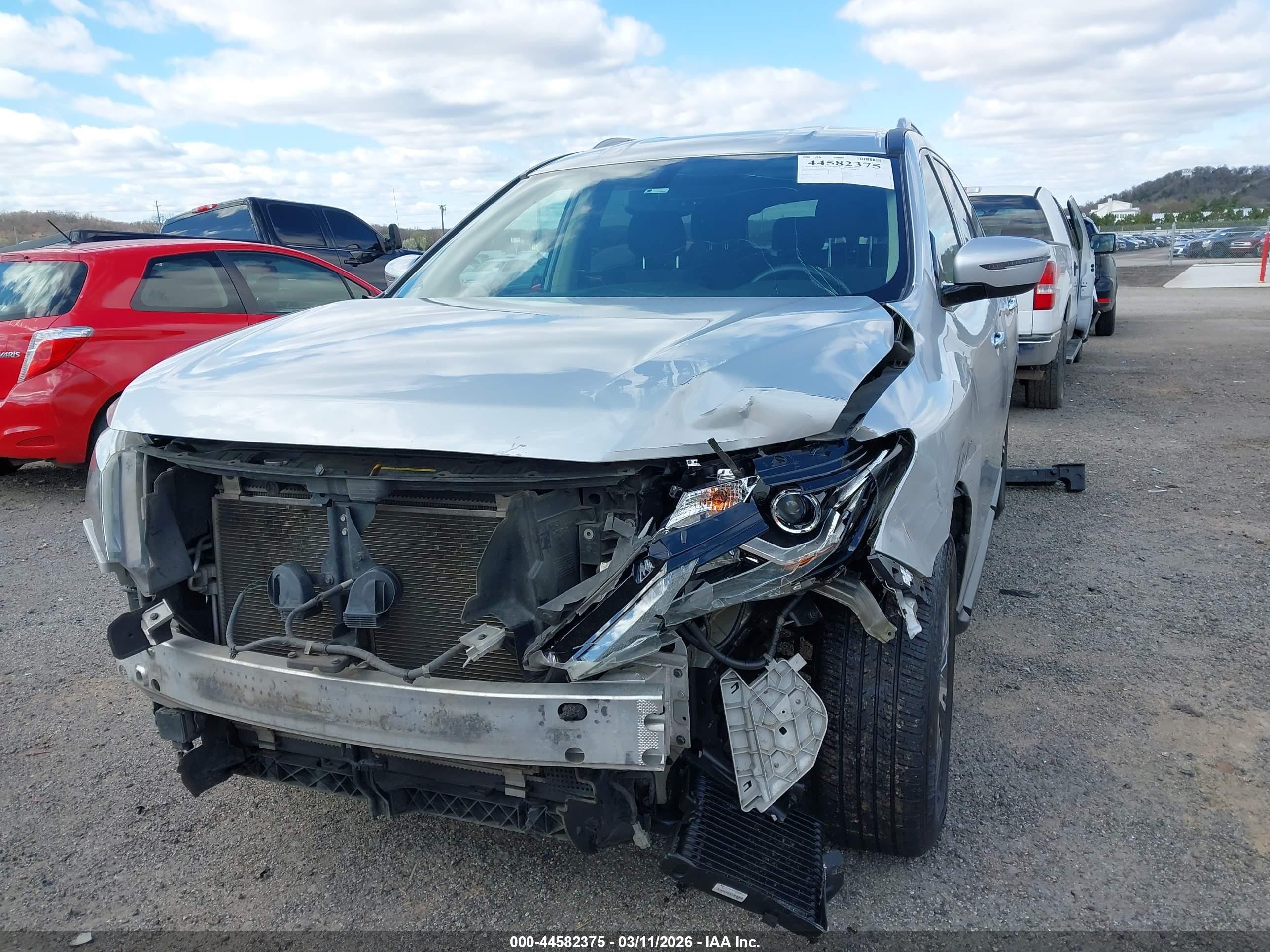 2019 Nissan Pathfinder Sv Silver vin: 5N1DR2MN7KC591580