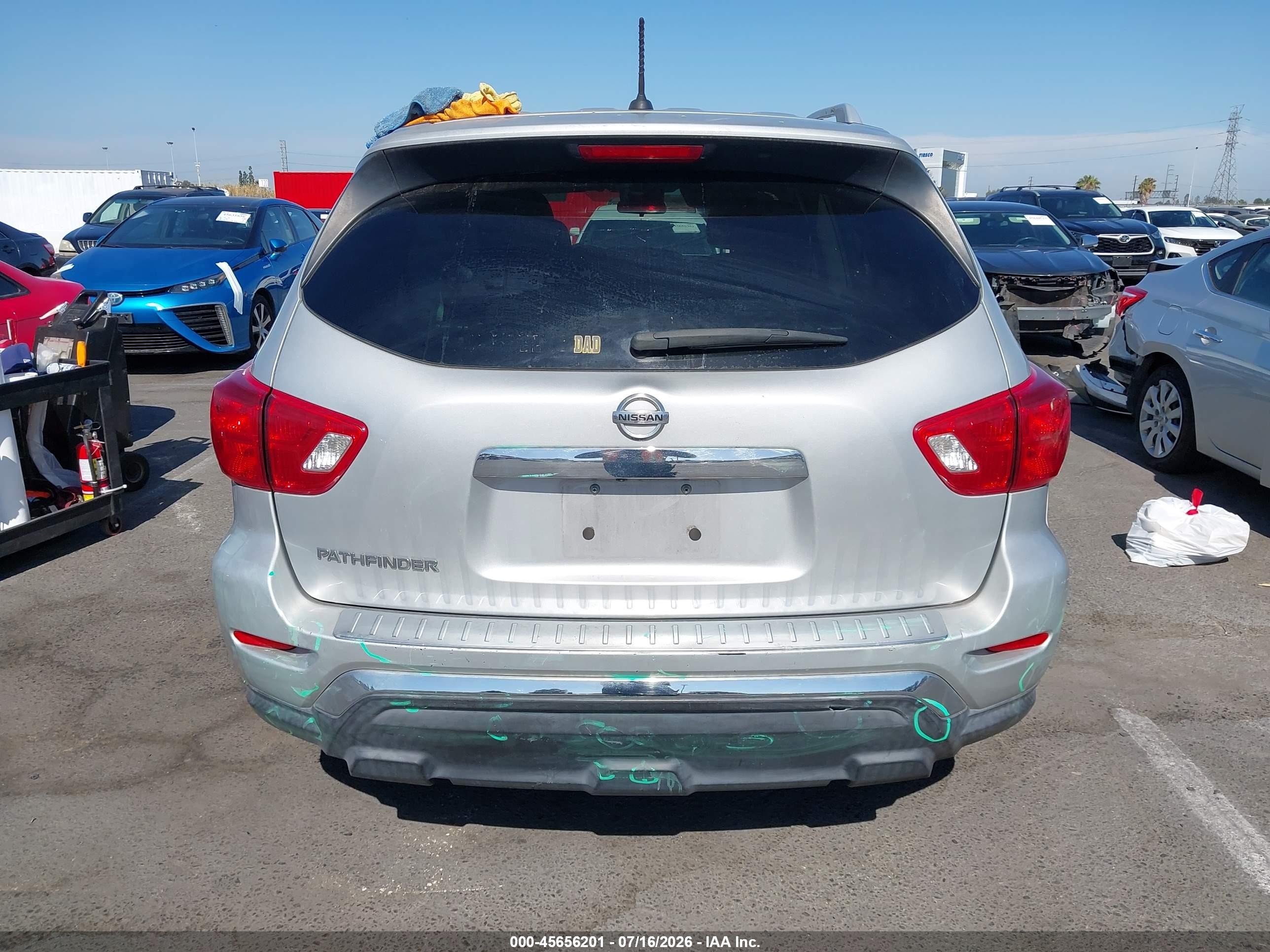 2017 Nissan Pathfinder S Silver vin: 5N1DR2MN8HC648524