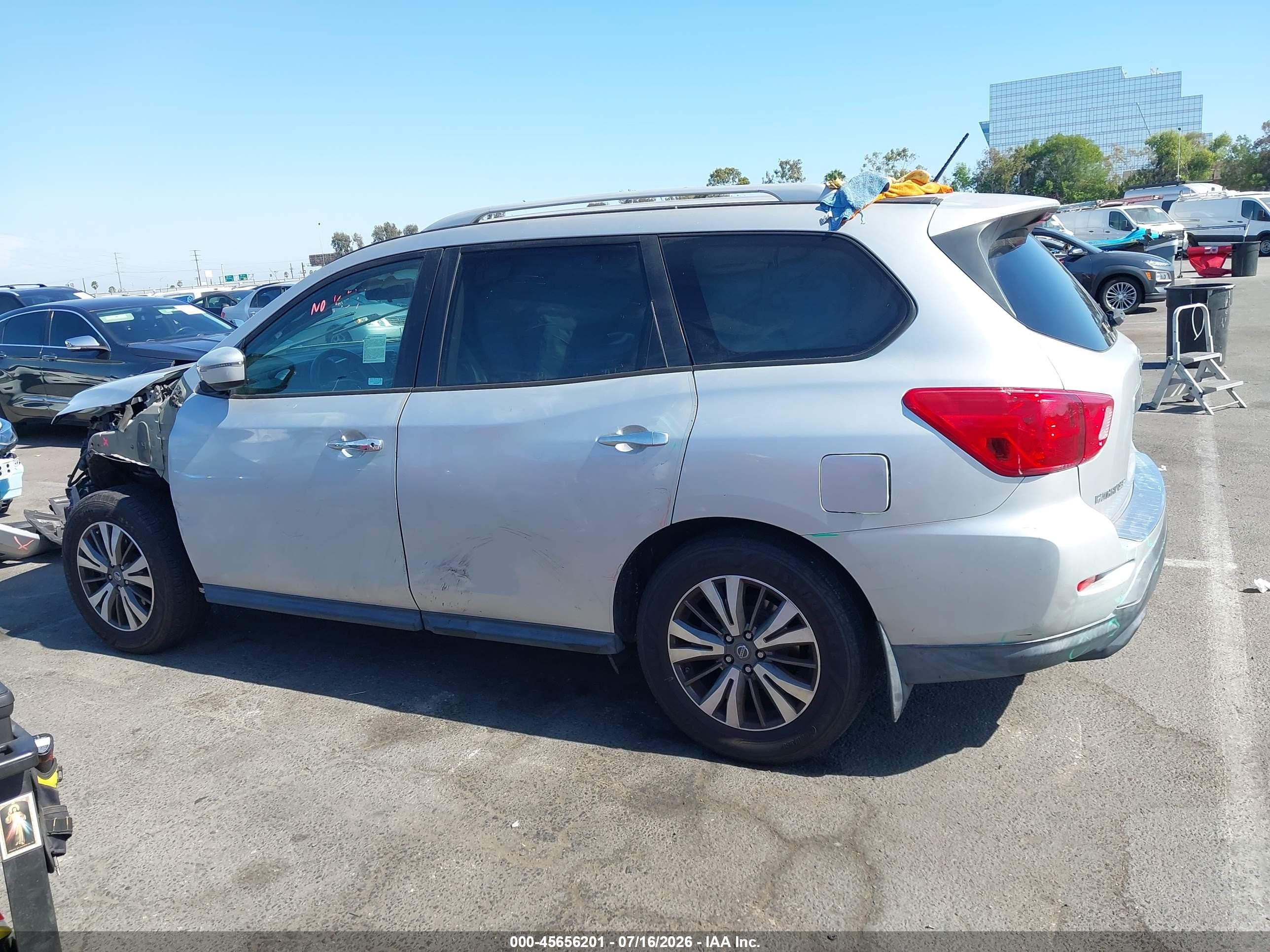 2017 Nissan Pathfinder S Silver vin: 5N1DR2MN8HC648524