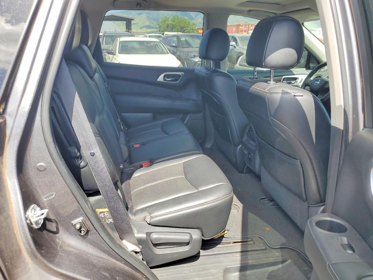 2017 Nissan Pathfinder Platinum Gray vin: 5N1DR2MN9HC658933