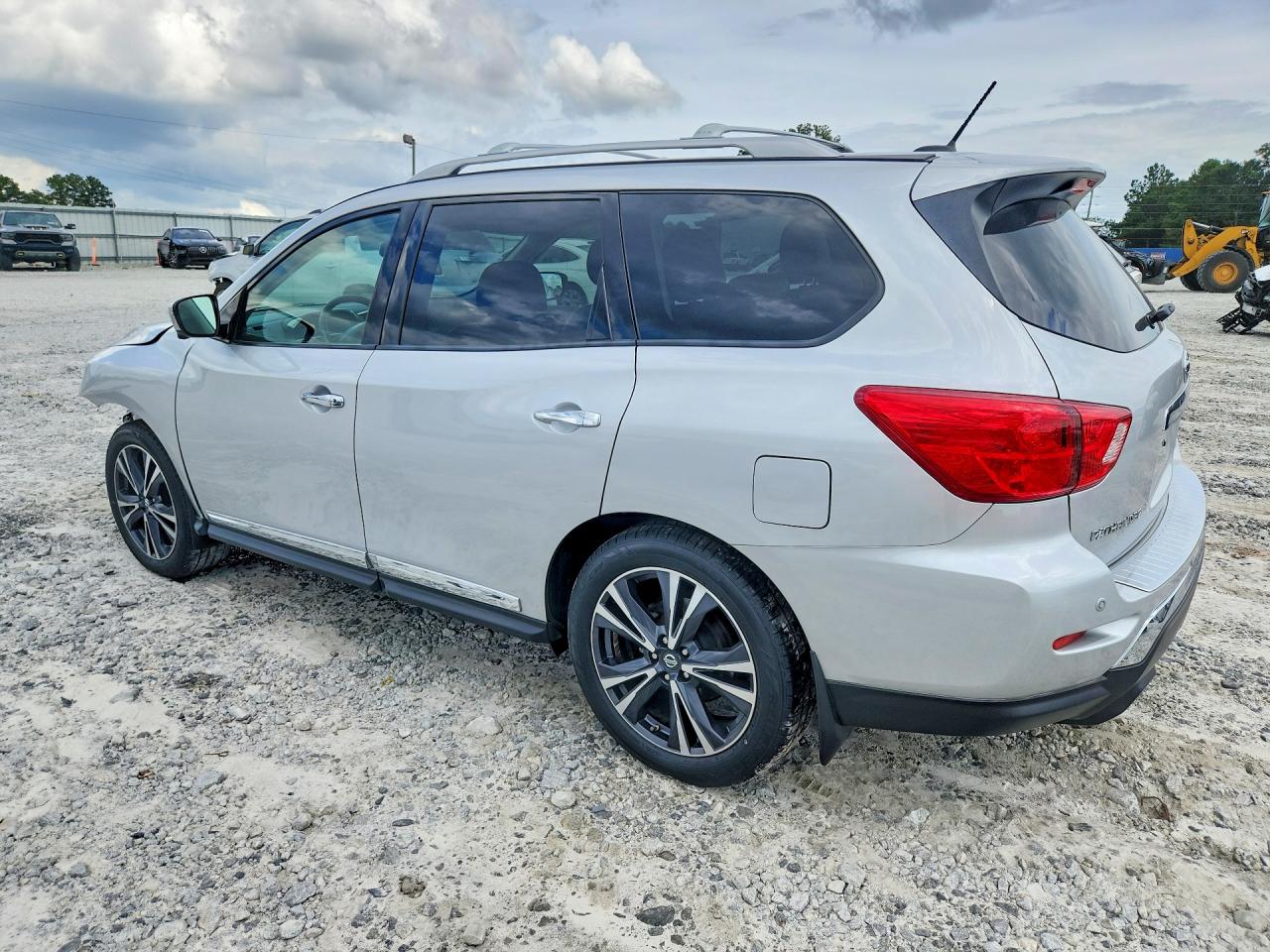 2018 Nissan Pathfinder Platinum Silver vin: 5N1DR2MN9JC626778