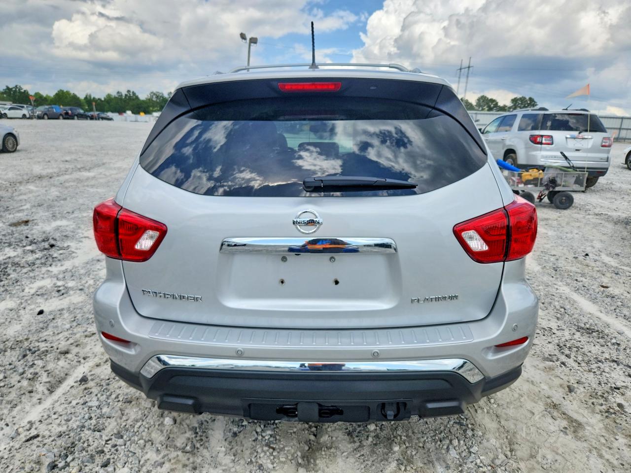 2018 Nissan Pathfinder Platinum Silver vin: 5N1DR2MN9JC626778