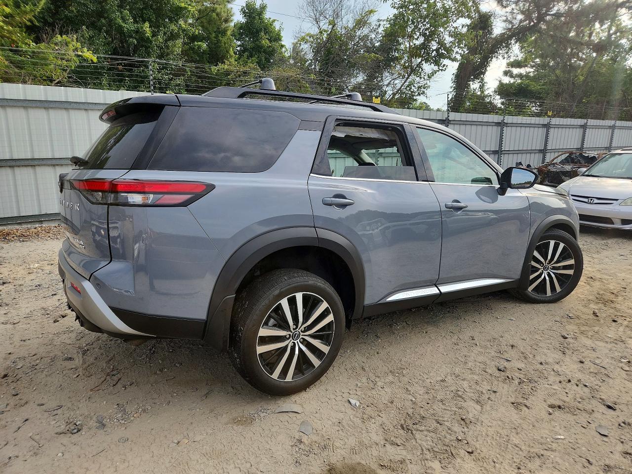 2025 Nissan Pathfinder Platinum Gray vin: 5N1DR3DKXSC260570