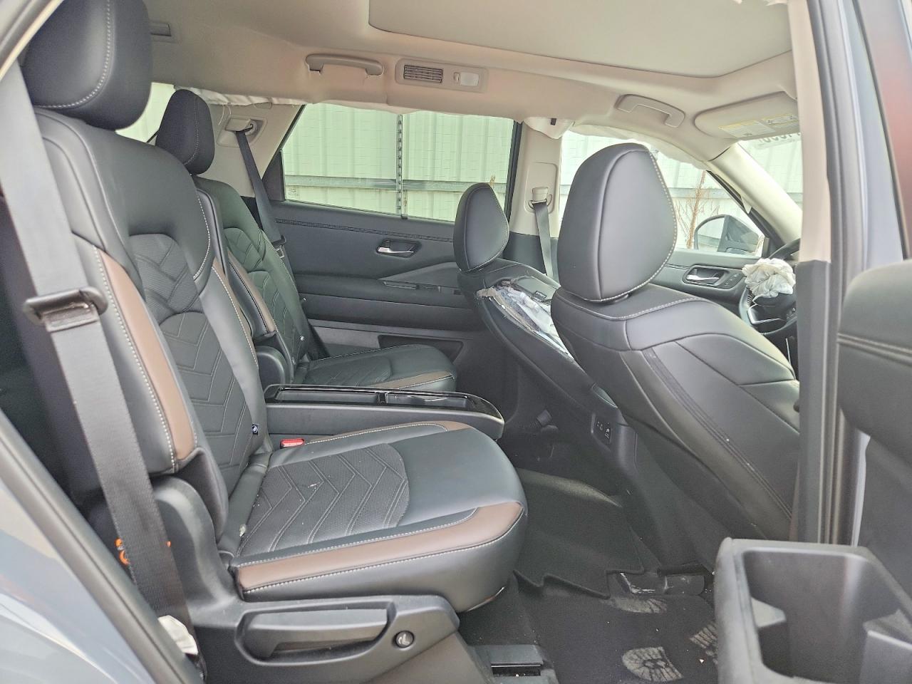 2025 Nissan Pathfinder Platinum Gray vin: 5N1DR3DKXSC260570