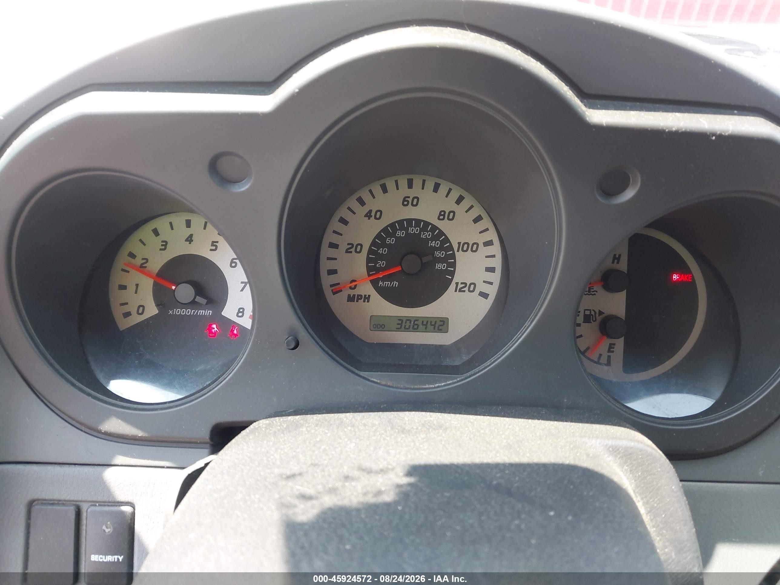 2004 Nissan Xterra Xe Red vin: 5N1ED28T04C617497