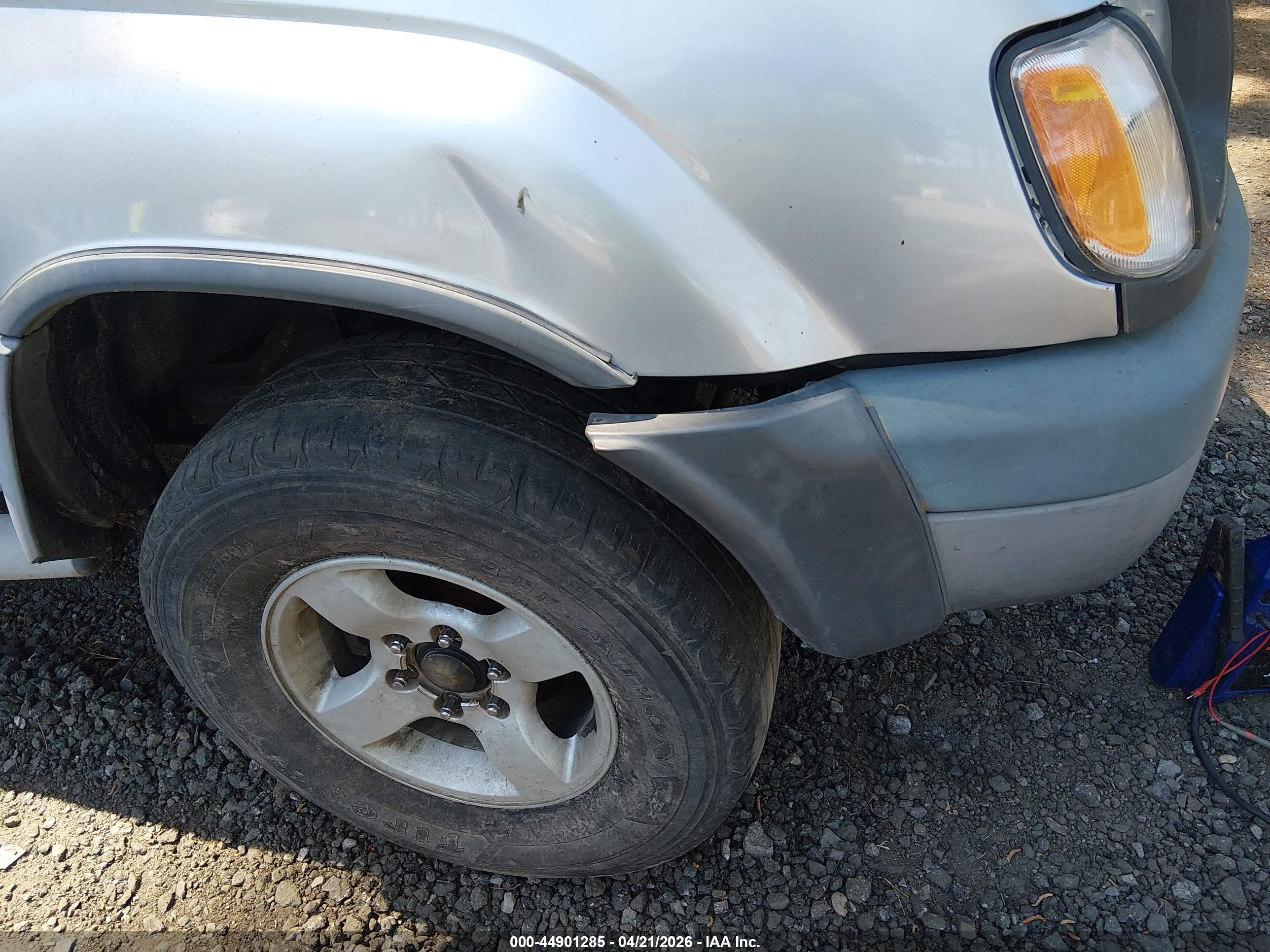 2004 Nissan Xterra Xe Silver vin: 5N1ED28T74C668799