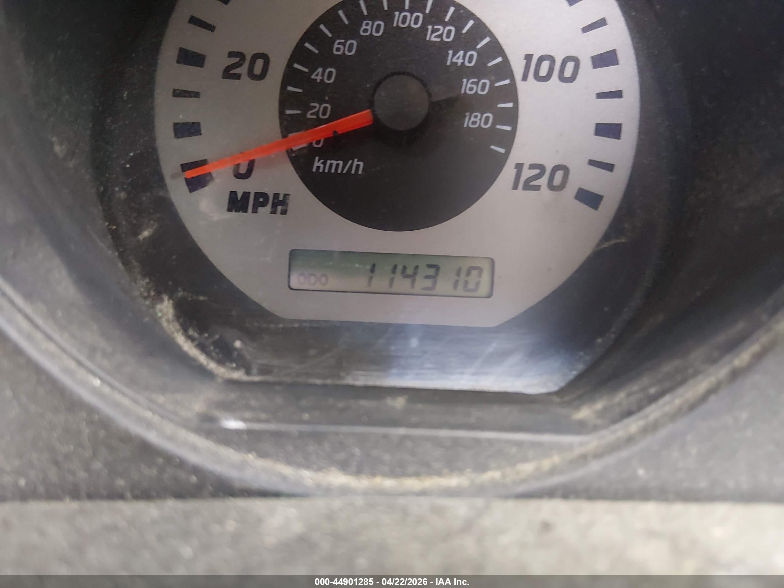 2004 Nissan Xterra Xe Silver vin: 5N1ED28T74C668799