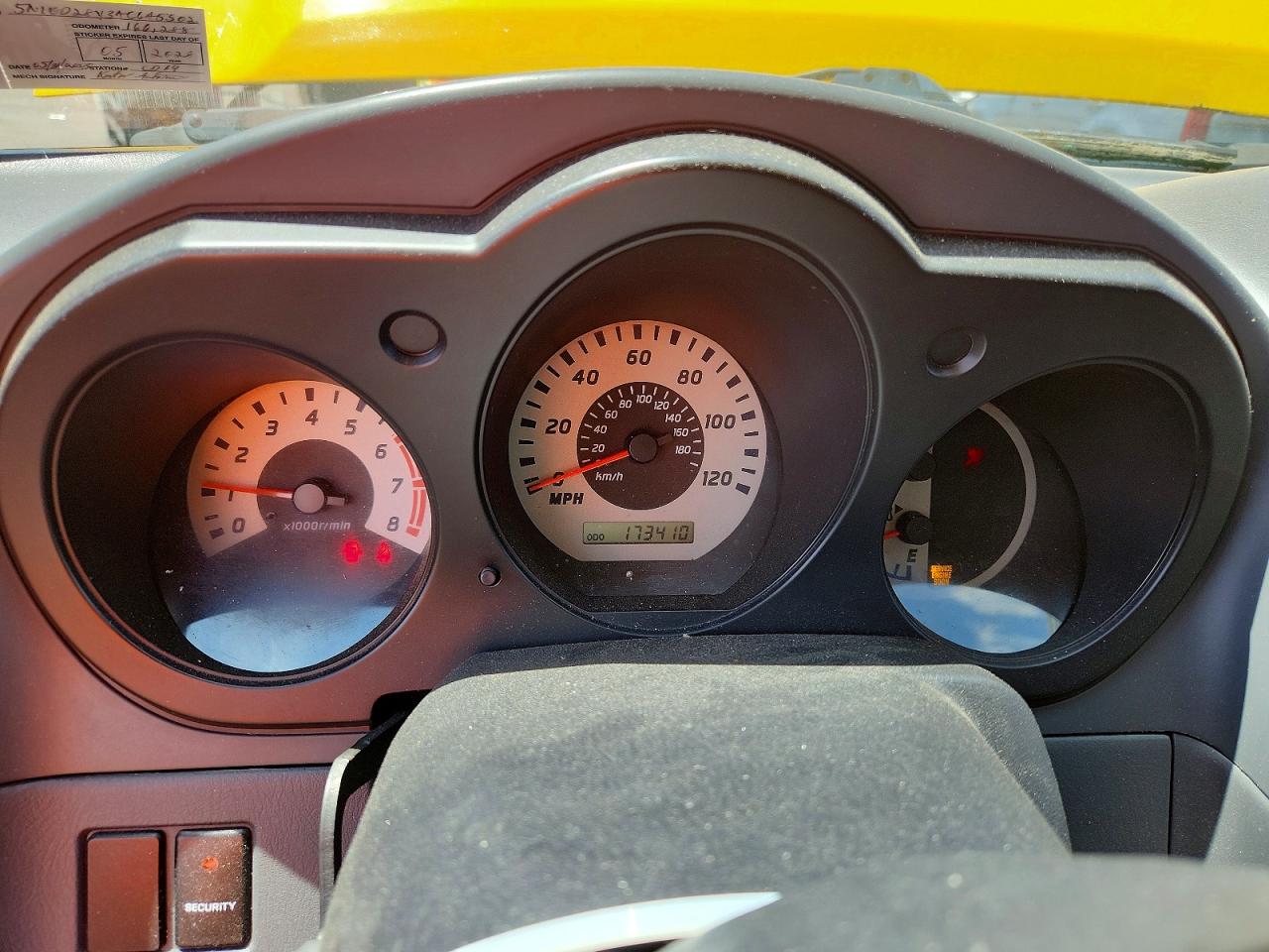 2004 Nissan Xterra Xe Yellow vin: 5N1ED28Y34C645502
