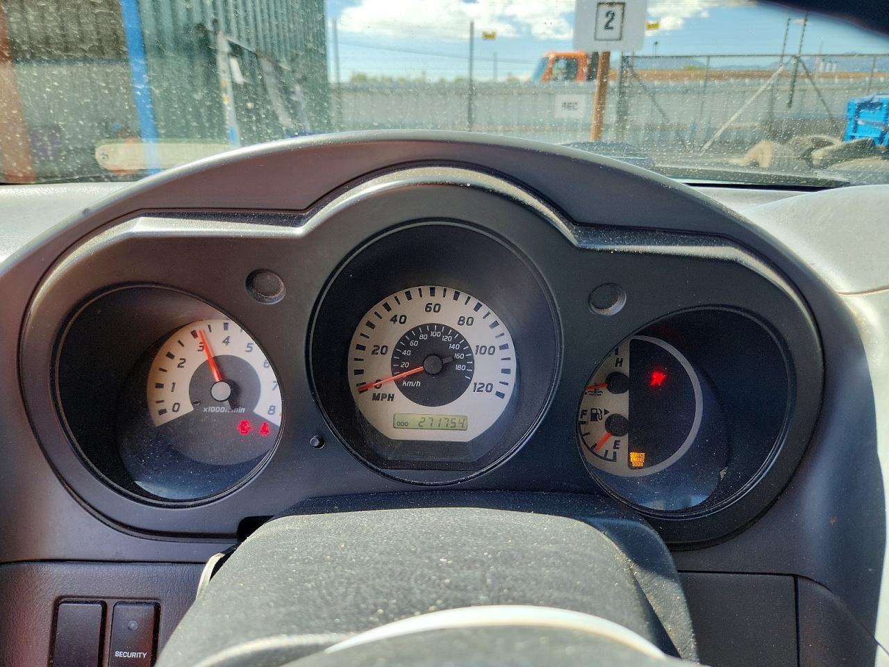 2004 Nissan Xterra Xe Silver vin: 5N1ED28Y34C675521