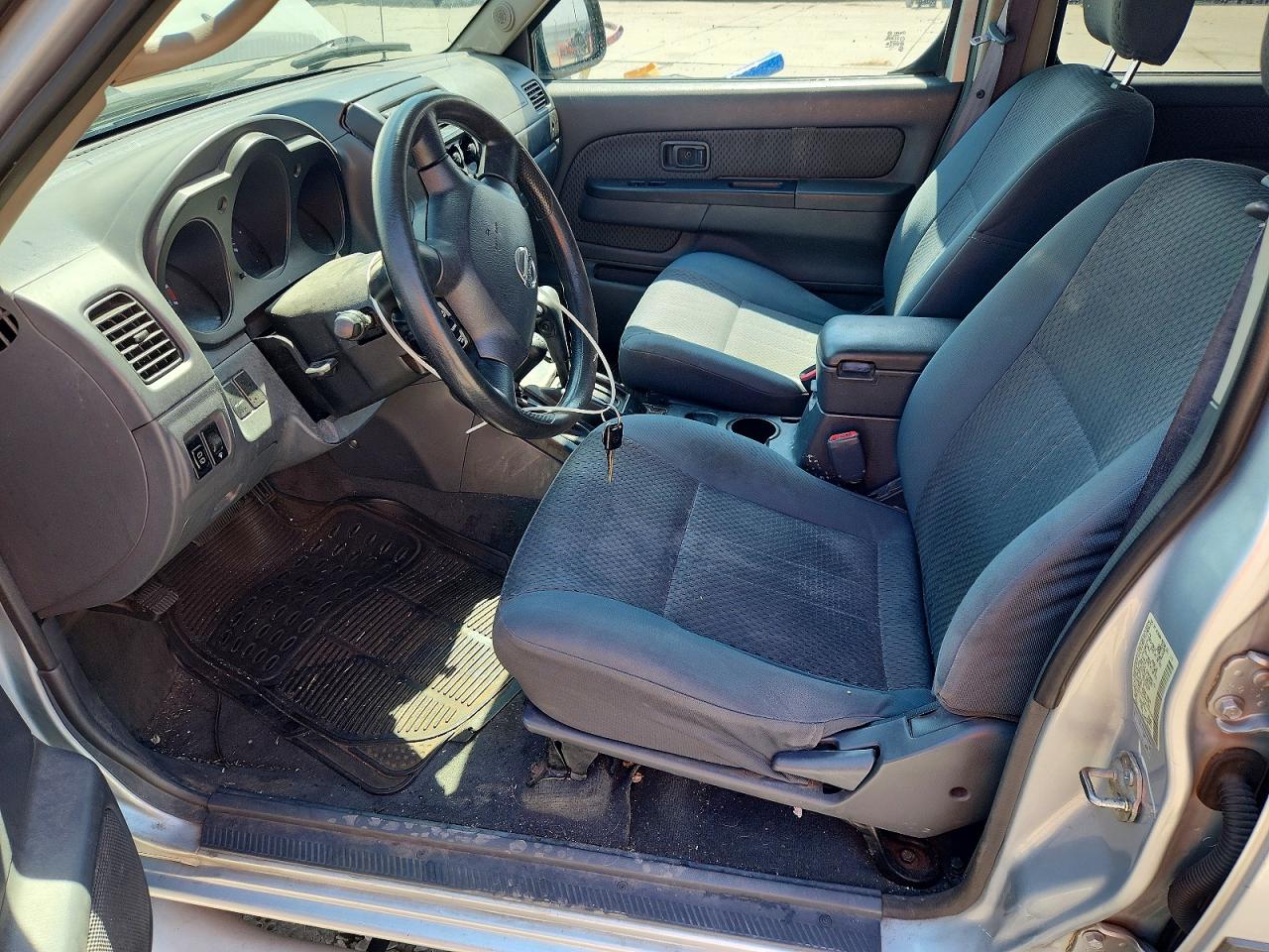 2002 Nissan Xterra Xe S Silver vin: 5N1MD28Y62C568990