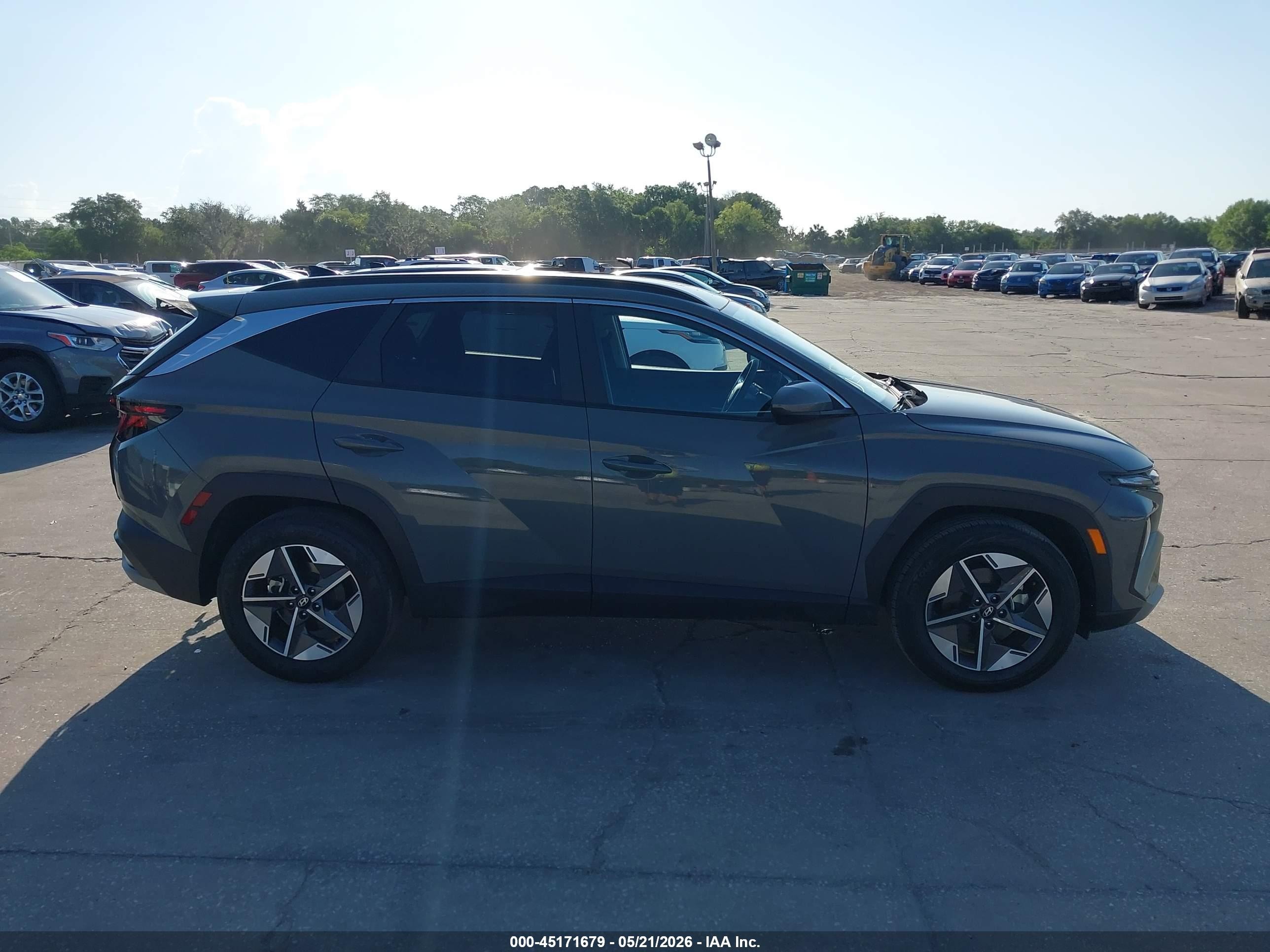 2025 Hyundai Tucson Sel Gray vin: 5NMJB3DE7SH507258