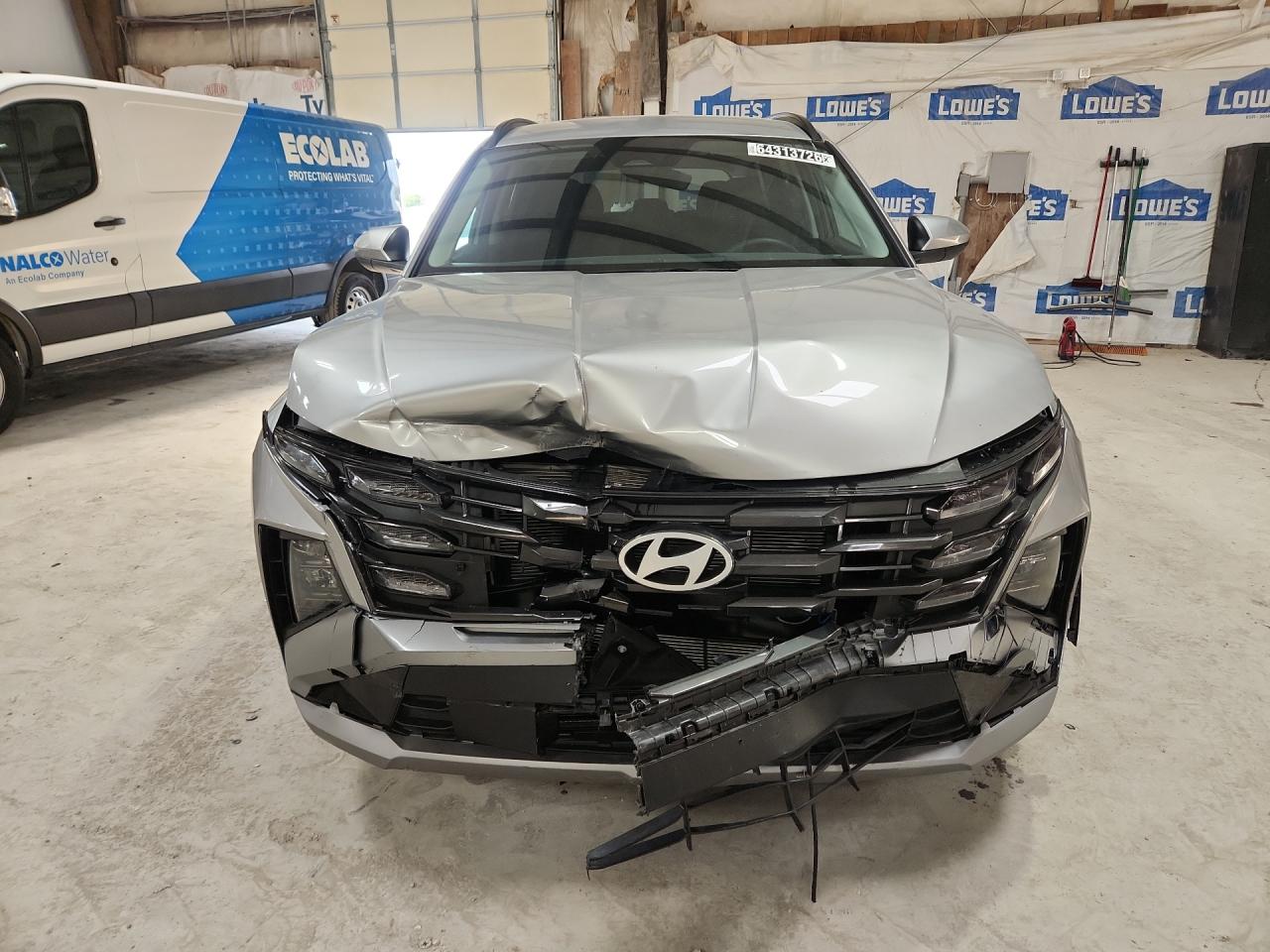 2026 Hyundai Tucson Sel Silver vin: 5NMJB3DE8TH718647 Damage: Grille, Broken, Replacement Required