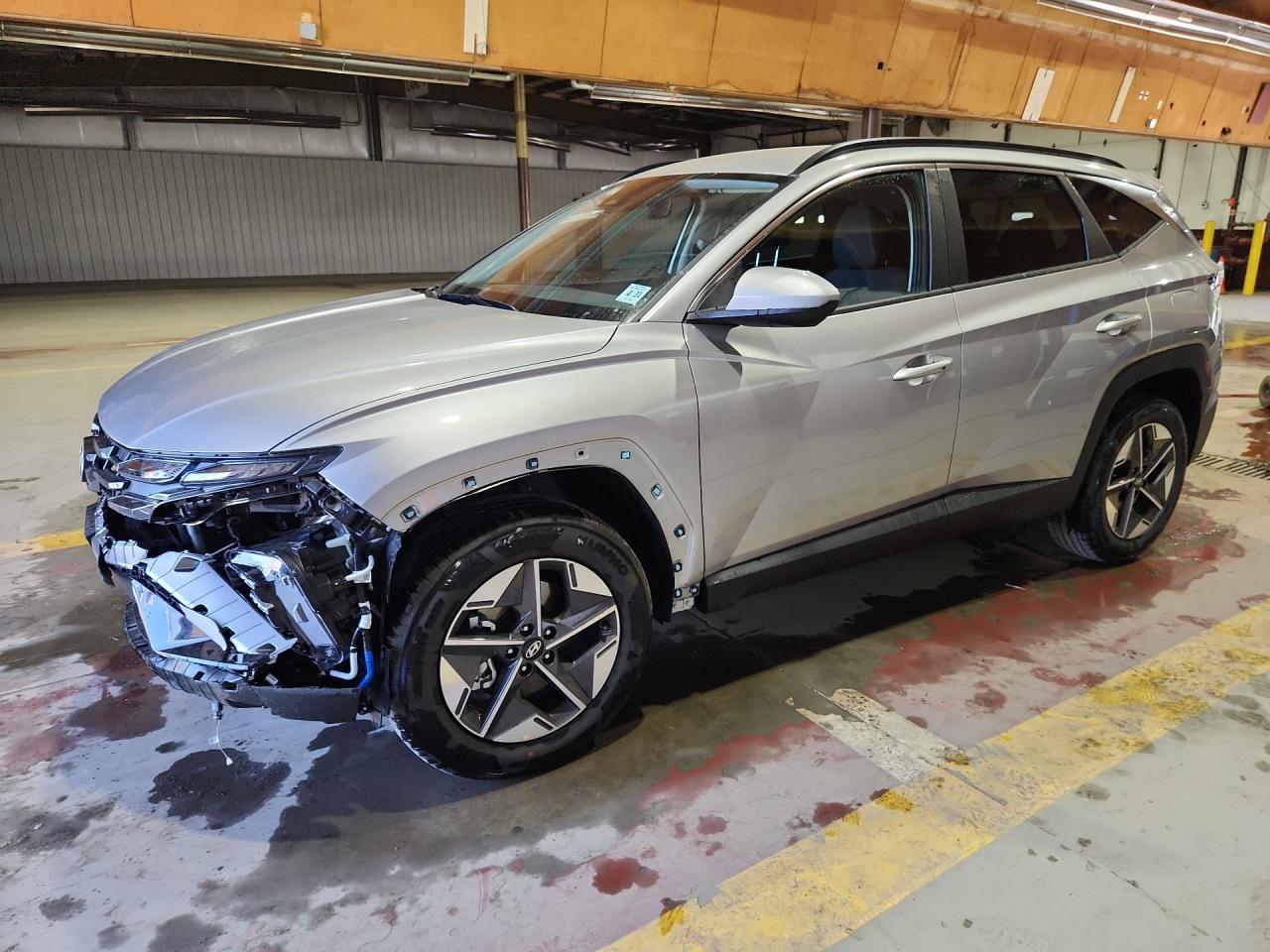 2026 Hyundai Tucson Sel Silver vin: 5NMJBCDE1TH722684 Damage: Left Front Wheel Opening Mldg, Missing, Replacement Required