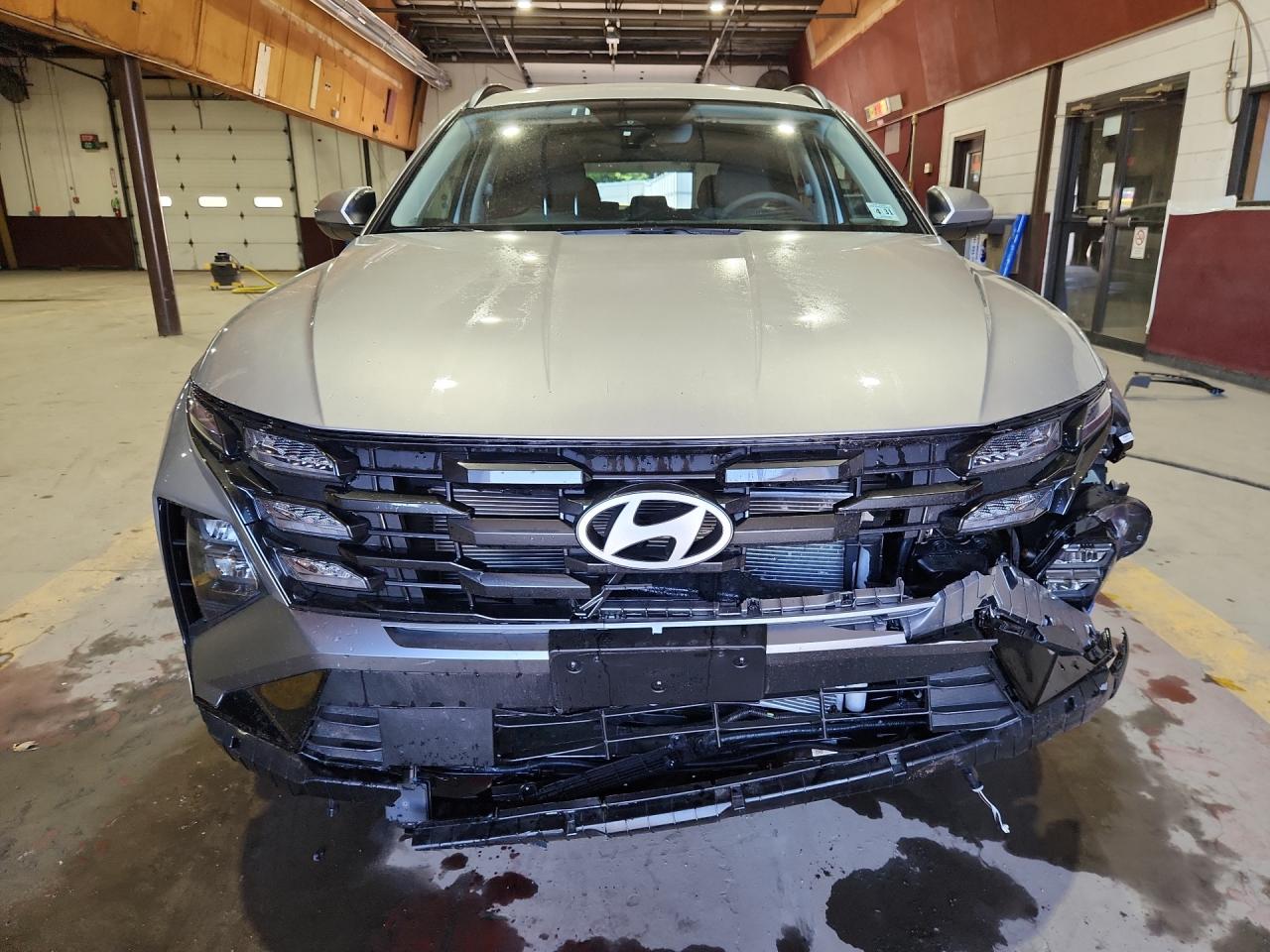 2026 Hyundai Tucson Sel Silver vin: 5NMJBCDE1TH722684 Damage: Grille, Broken, Replacement Required