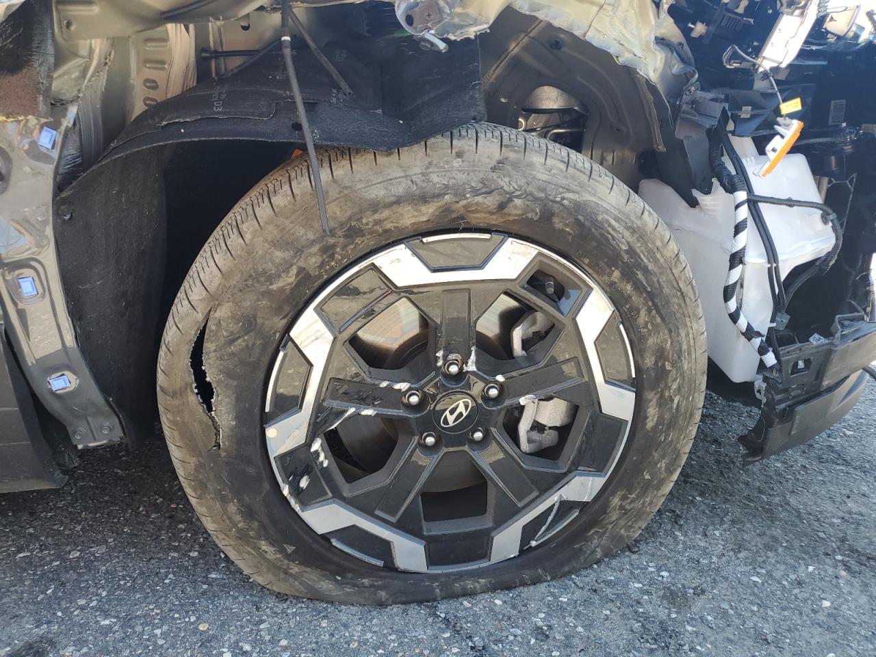 2026 Hyundai Santa Fe Sel Gray vin: 5NMP2DGL0TH212255 Damage: Right Front Wheel, Curb Rash, > 12 Inches