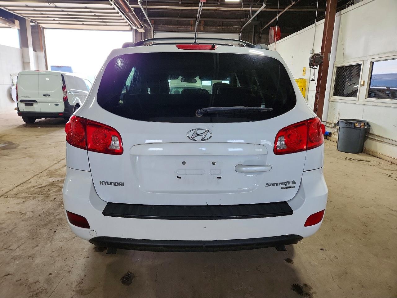 2009 Hyundai Santa Fe White vin: 5NMSG73D29H247190