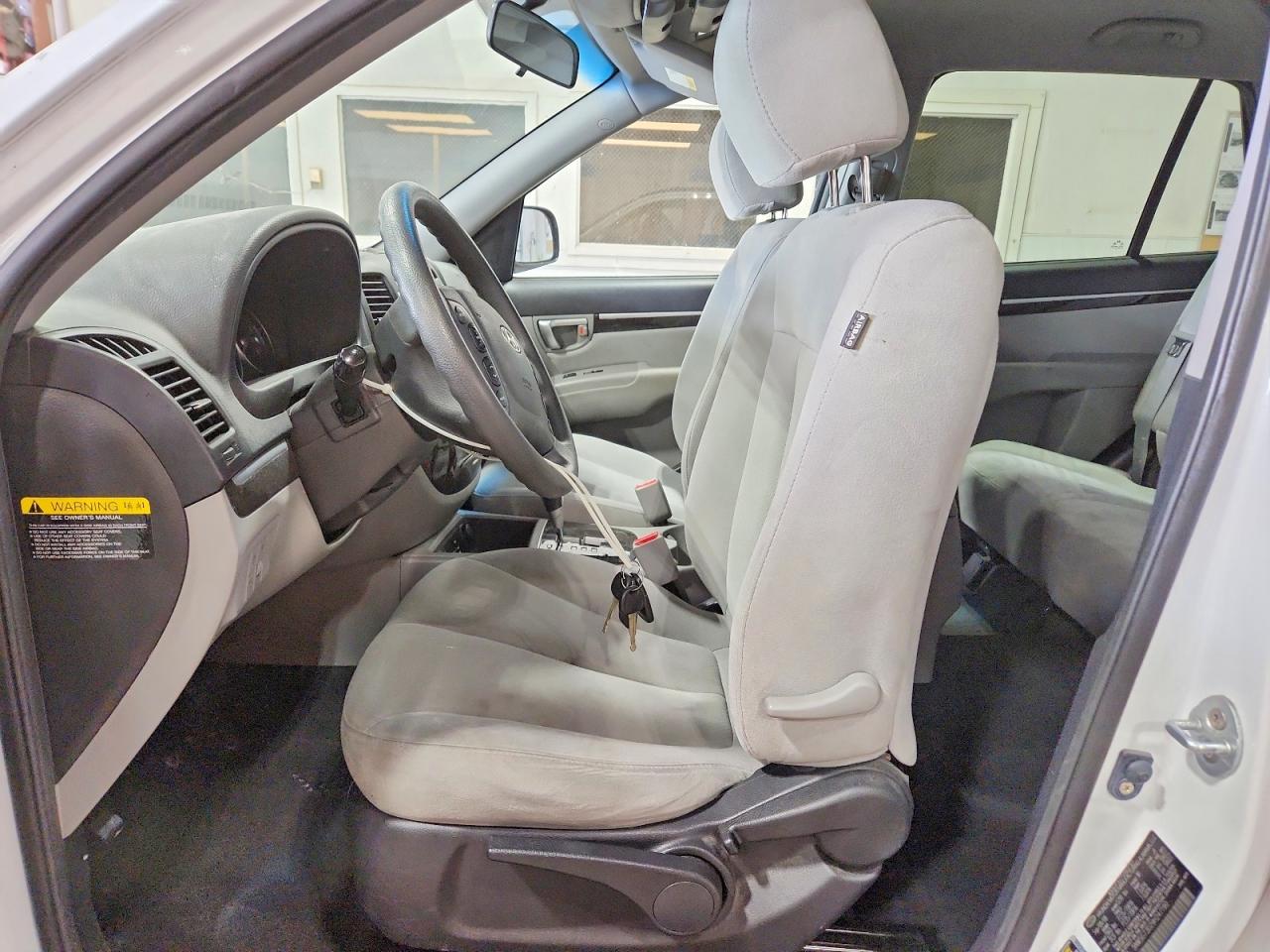 2009 Hyundai Santa Fe White vin: 5NMSG73D29H247190