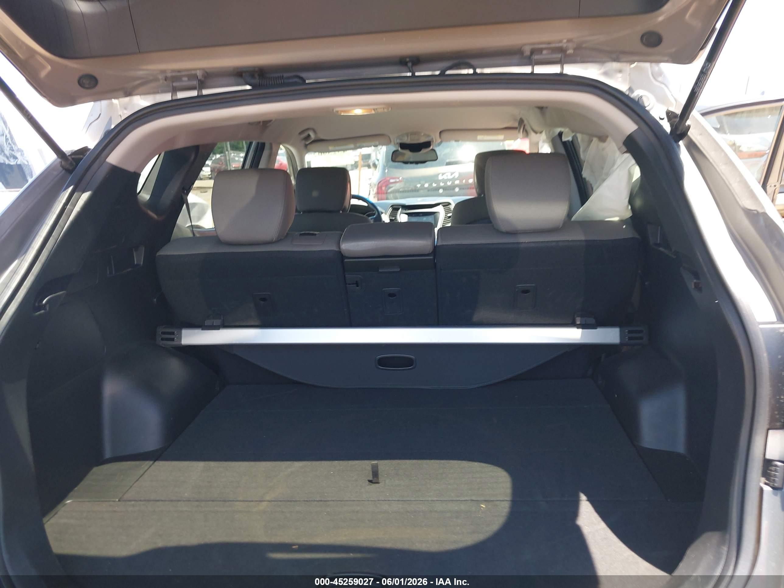 2018 Hyundai Santa Fe Sport 2.4l Silver vin: 5NMZU3LB4JH095691