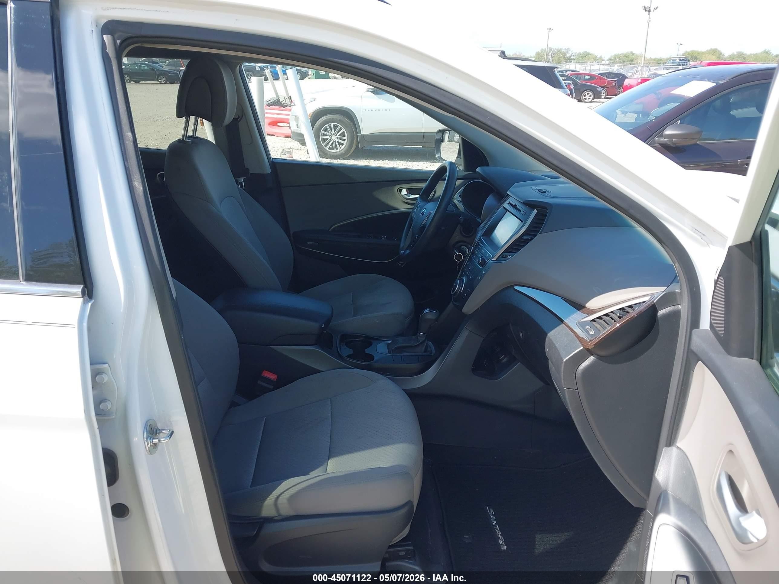2017 Hyundai Santa Fe Sport 2.4l White vin: 5NMZUDLB1HH008104