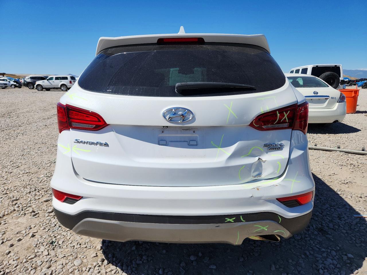 2017 Hyundai Santa Fe Sport 2.4l White vin: 5NMZUDLB5HH032907