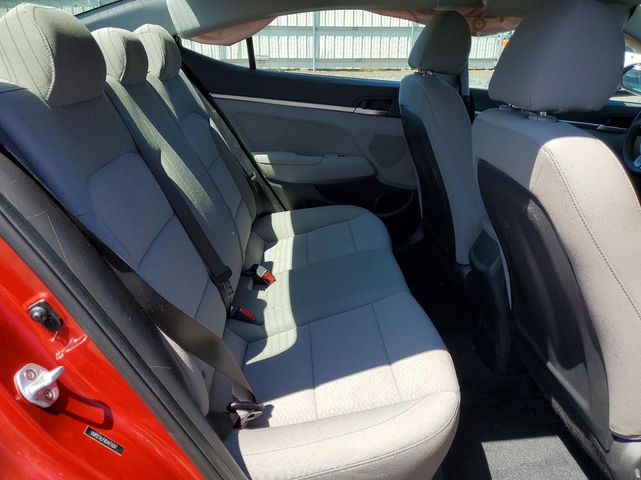 2019 Hyundai Elantra Se Maroon vin: 5NPD74LF1KH474047