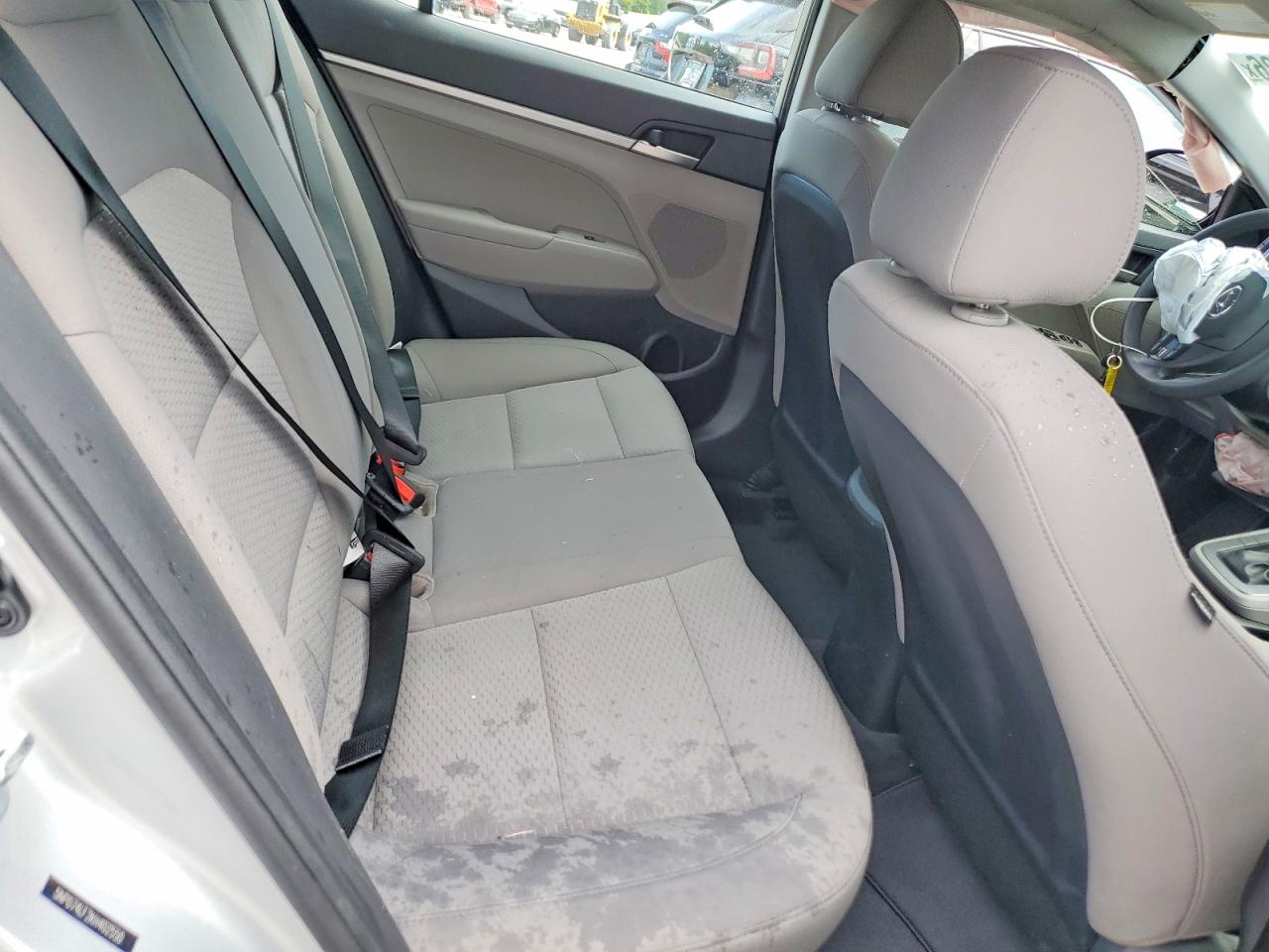 2019 Hyundai Elantra Se Silver vin: 5NPD74LF2KH402550