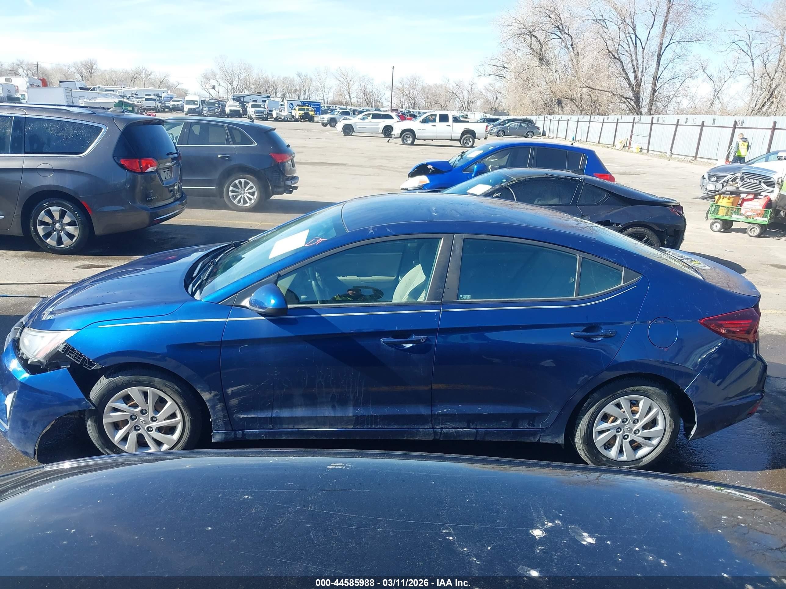2019 Hyundai Elantra Se Синий vin: 5NPD74LF6KH431100