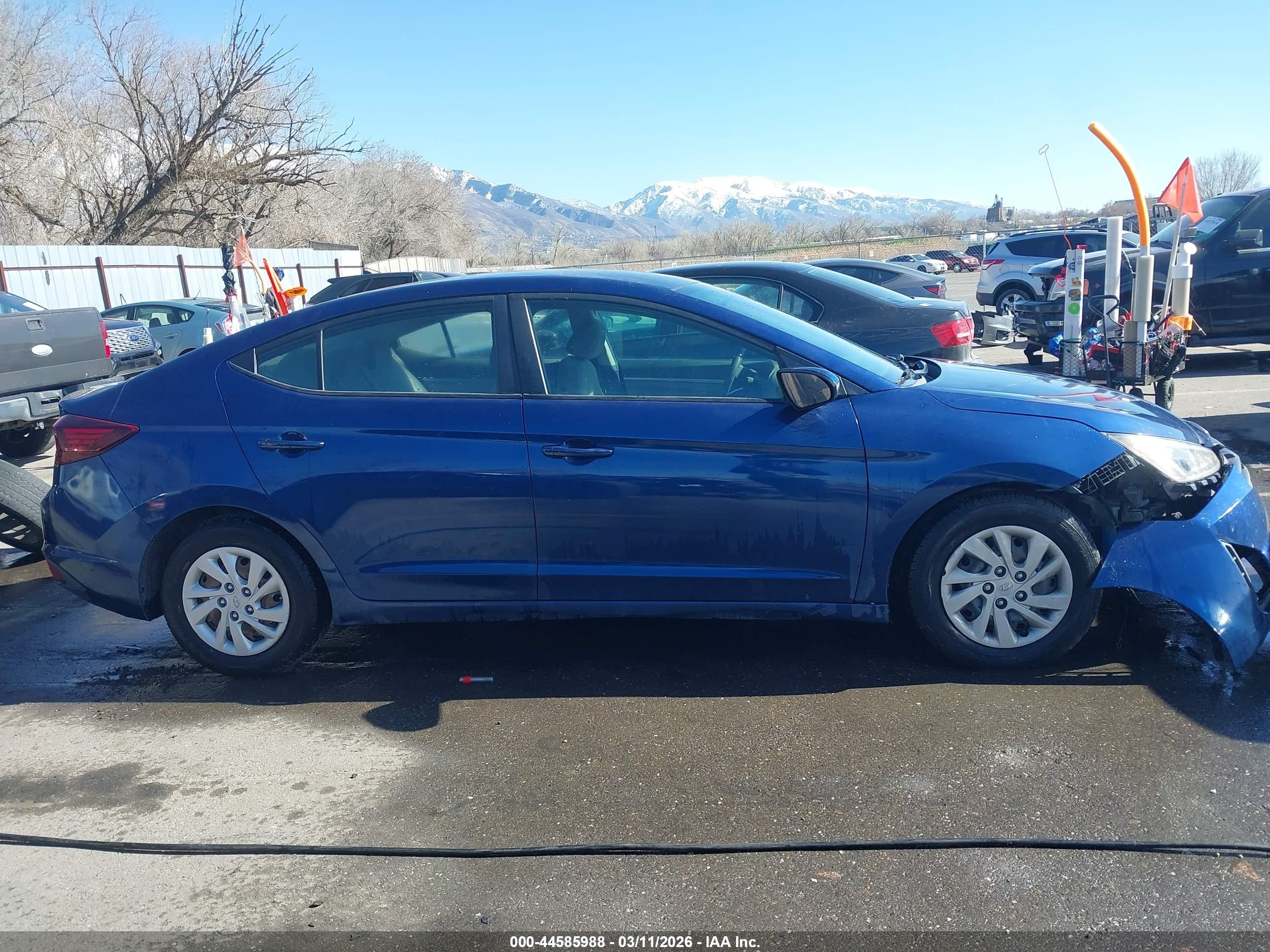 2019 Hyundai Elantra Se Синий vin: 5NPD74LF6KH431100