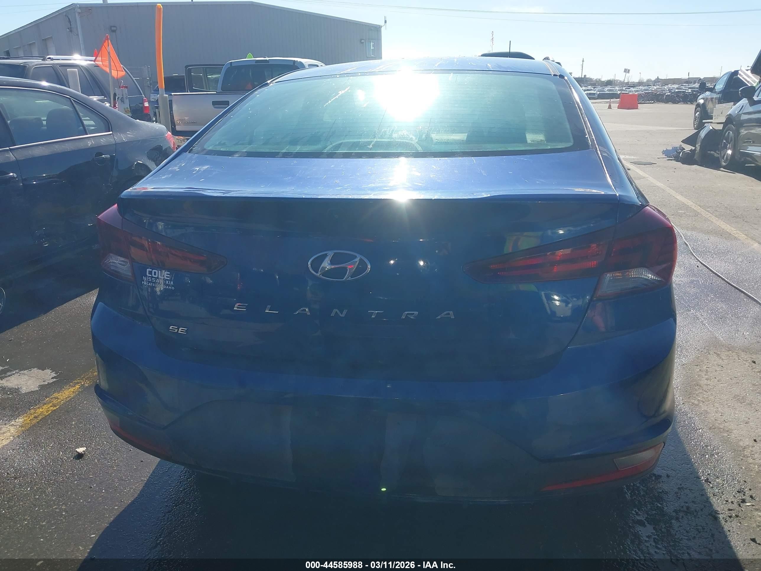 2019 Hyundai Elantra Se Синий vin: 5NPD74LF6KH431100