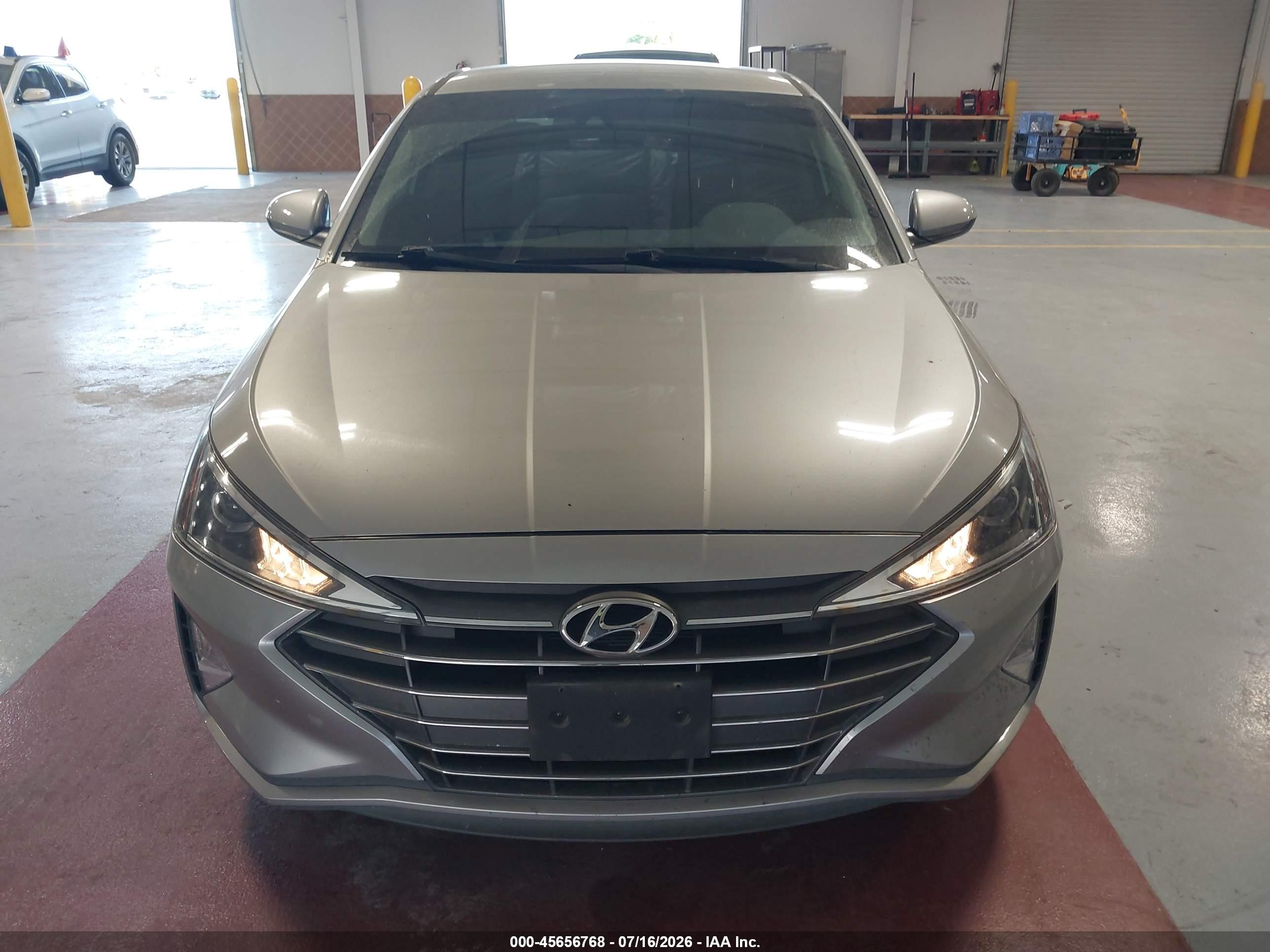 2020 Hyundai Elantra Se Серебряный vin: 5NPD74LF7LH602258
