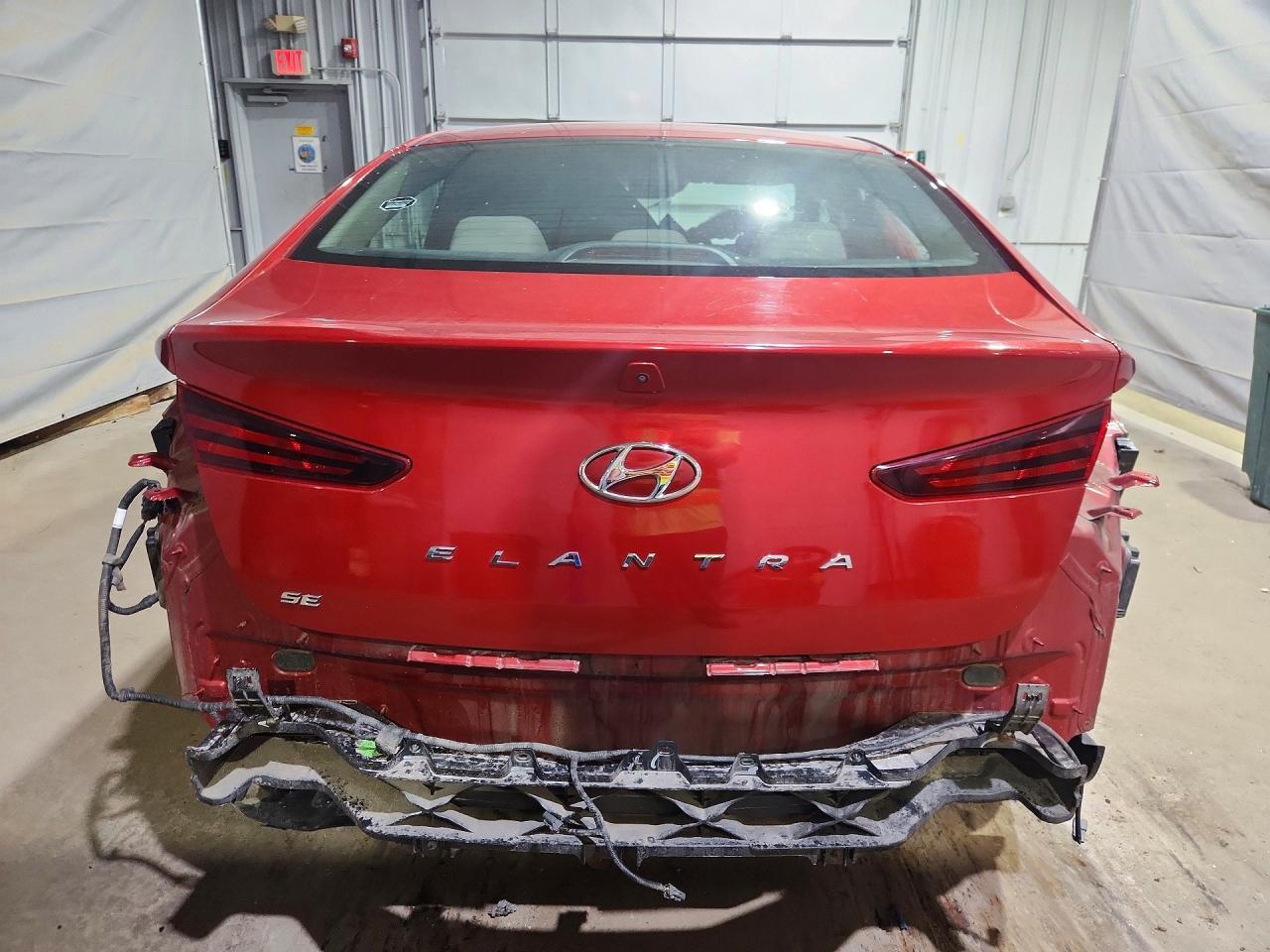 2019 Hyundai Elantra Se Red vin: 5NPD74LF9KH425095