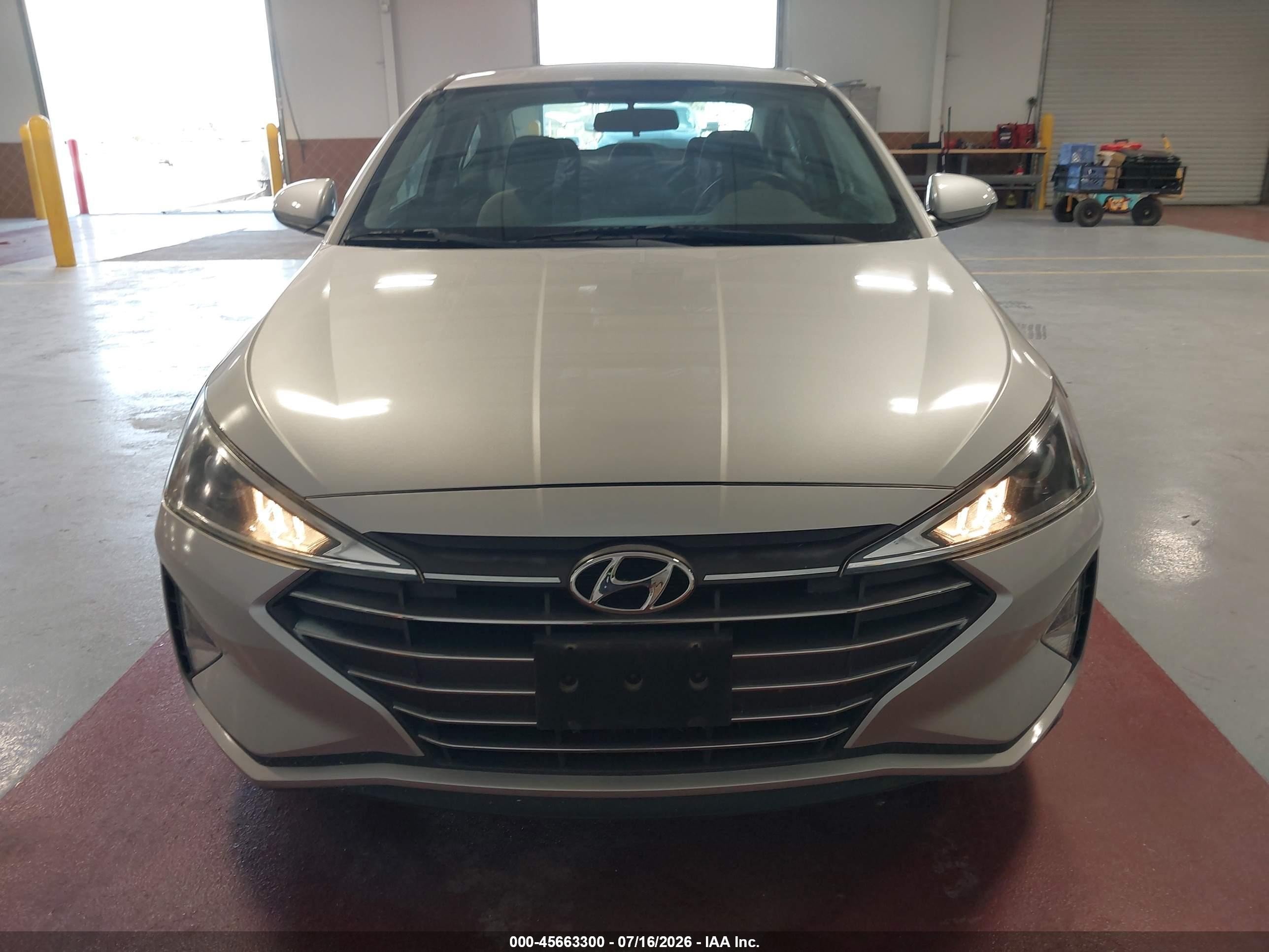 2019 Hyundai Elantra Se Серебряный vin: 5NPD74LF9KH487595