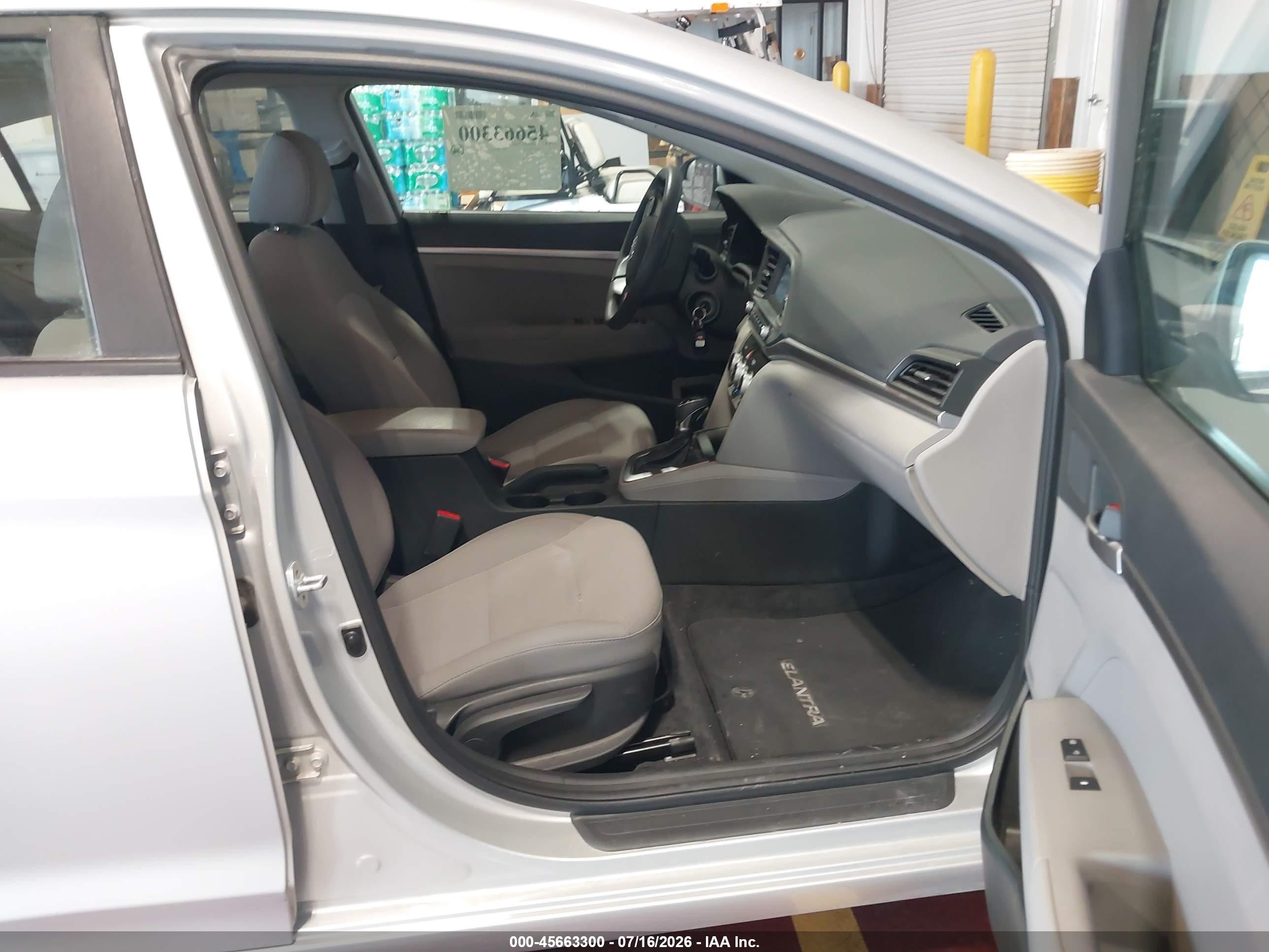 2019 Hyundai Elantra Se Серебряный vin: 5NPD74LF9KH487595