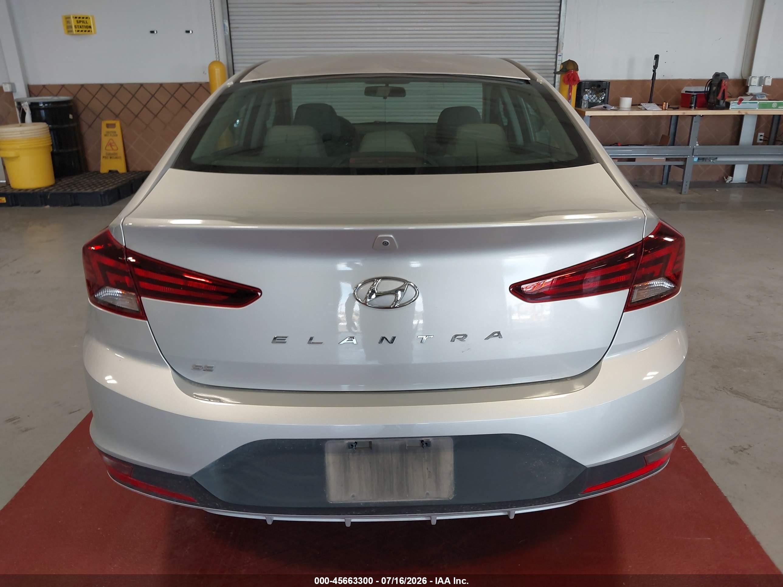 2019 Hyundai Elantra Se Серебряный vin: 5NPD74LF9KH487595