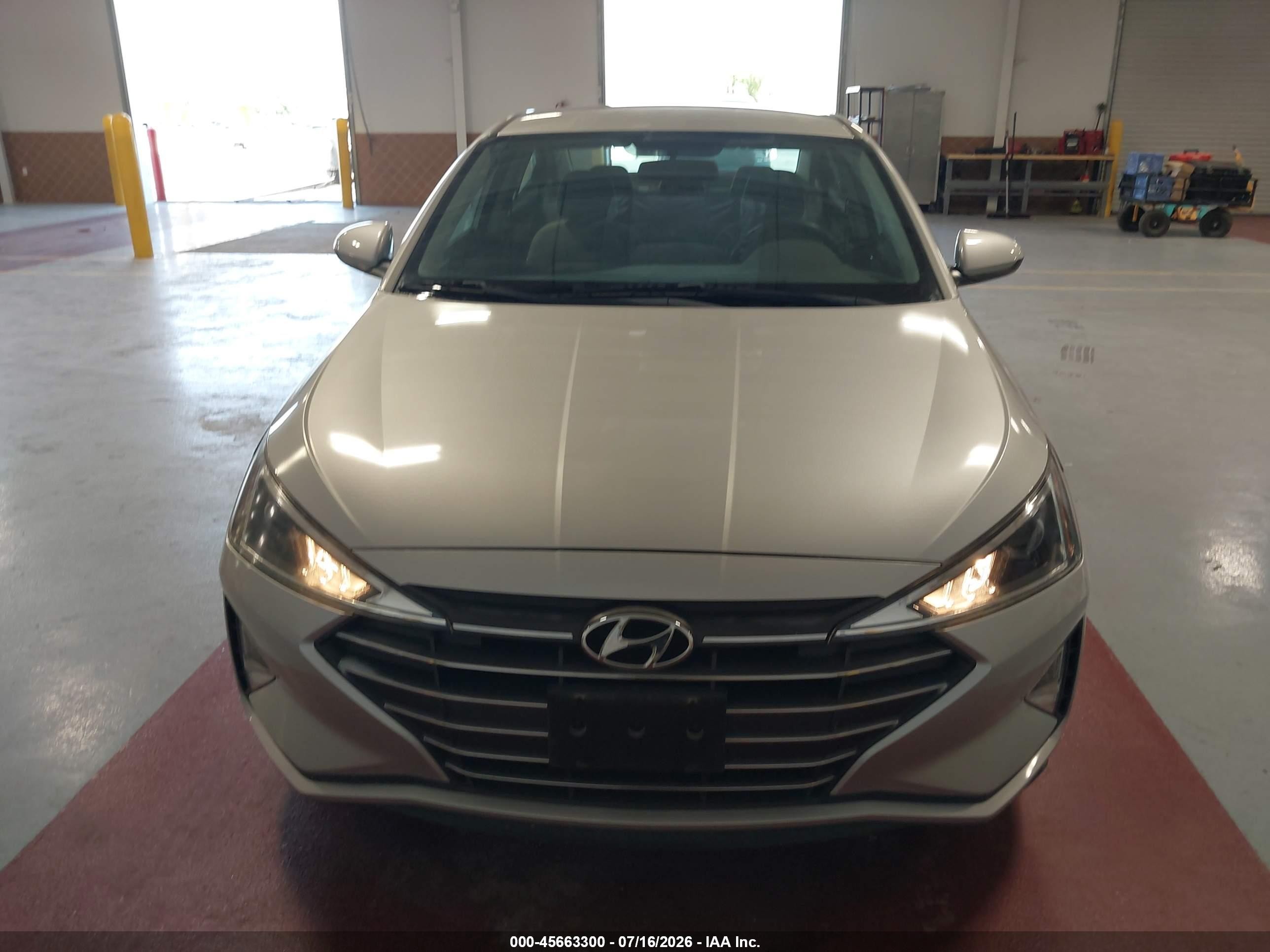 2019 Hyundai Elantra Se Серебряный vin: 5NPD74LF9KH487595