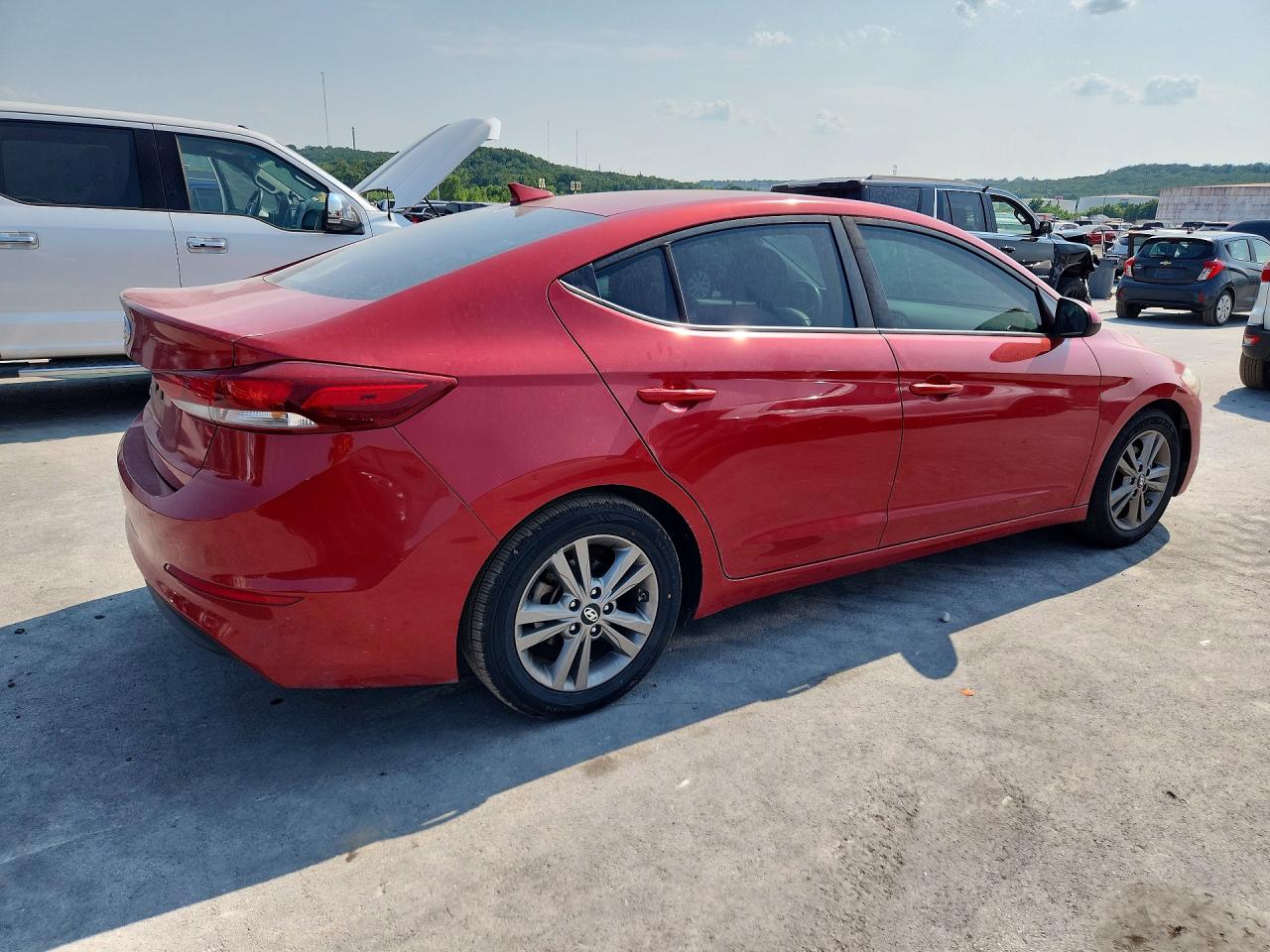 2018 Hyundai Elantra Sel Red vin: 5NPD84LF1JH346726