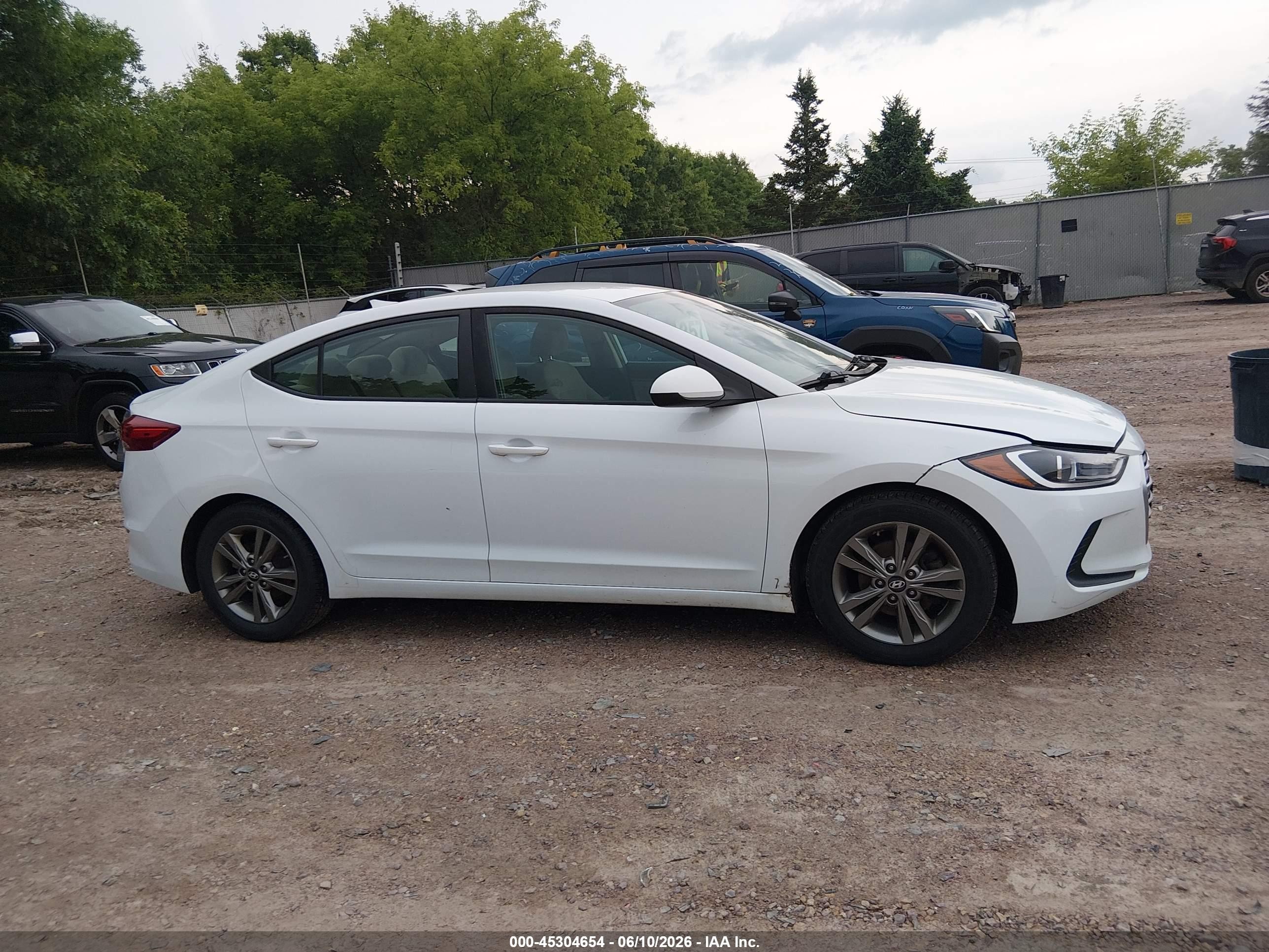 2018 Hyundai Elantra Sel Белый vin: 5NPD84LF1JH390659