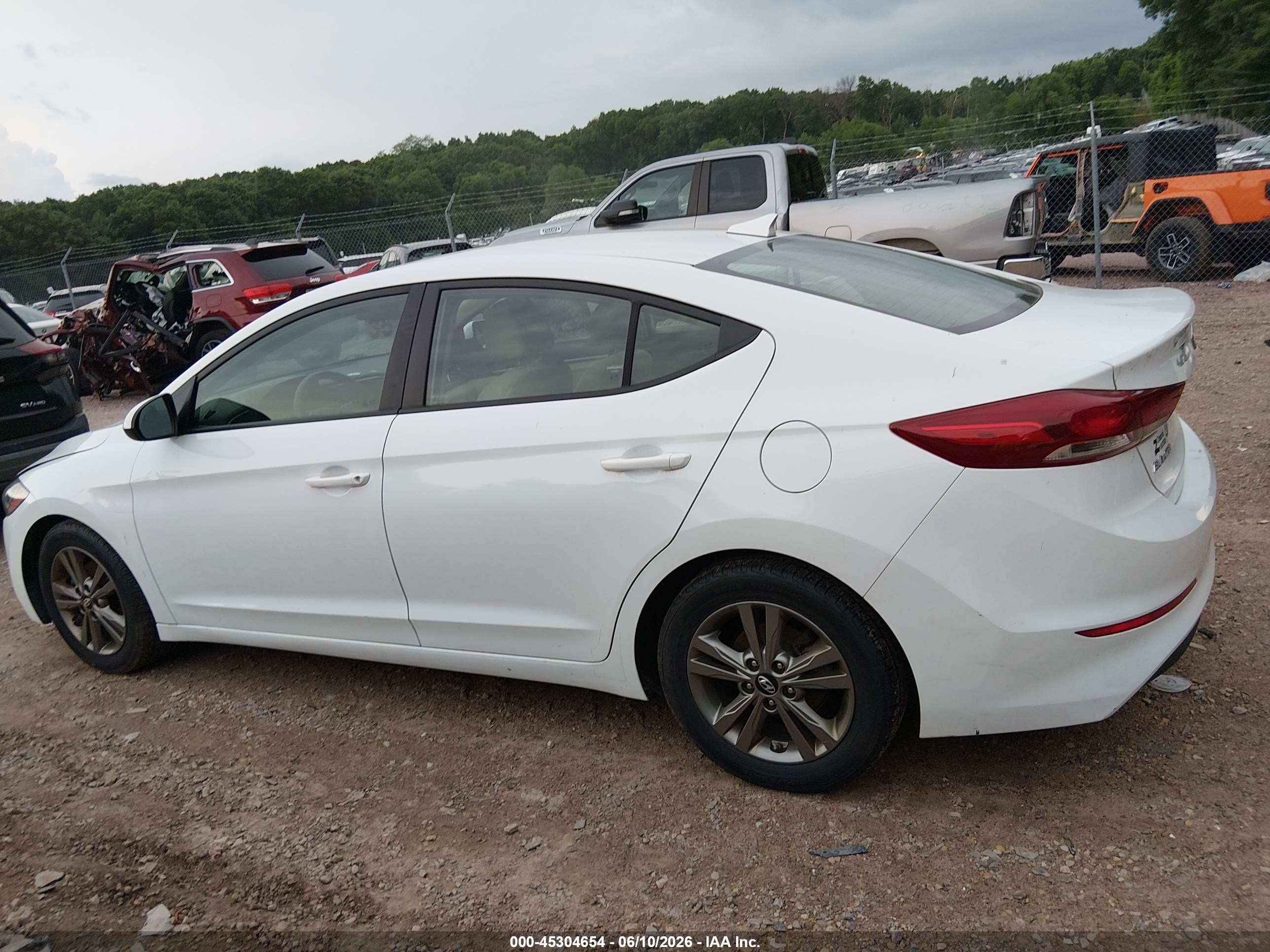 2018 Hyundai Elantra Sel Белый vin: 5NPD84LF1JH390659