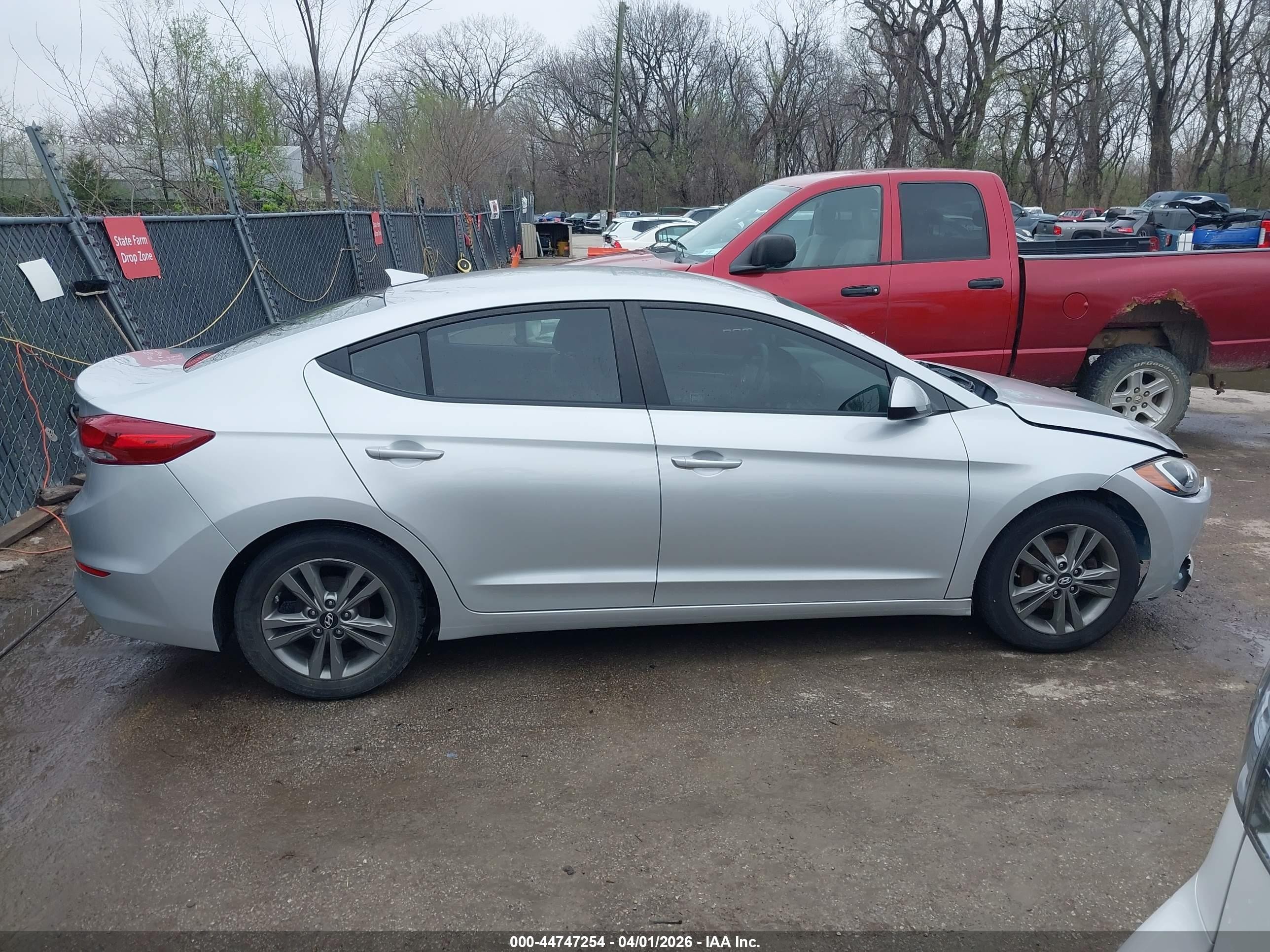2017 Hyundai Elantra Se Серебряный vin: 5NPD84LF3HH172331