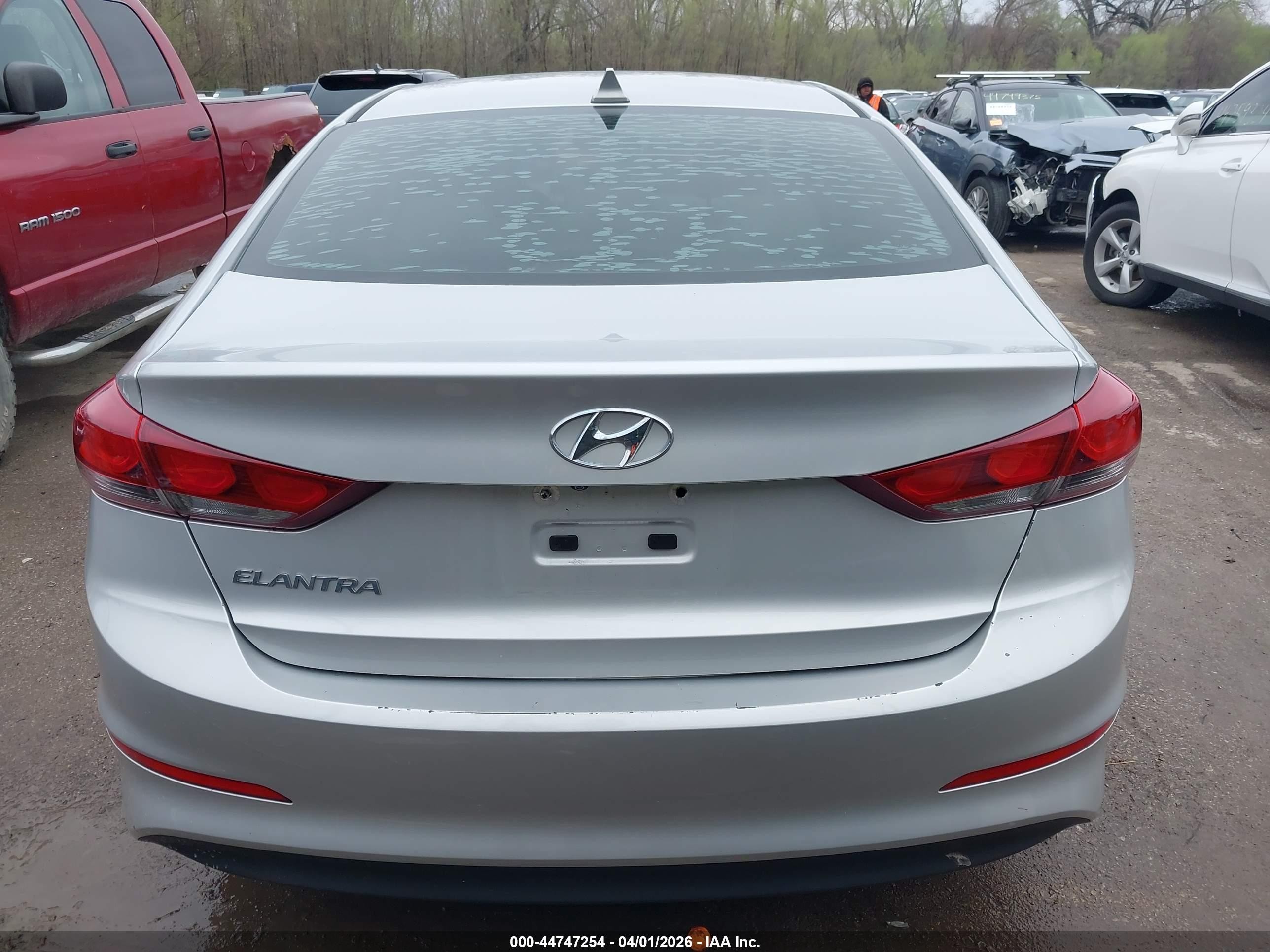2017 Hyundai Elantra Se Серебряный vin: 5NPD84LF3HH172331