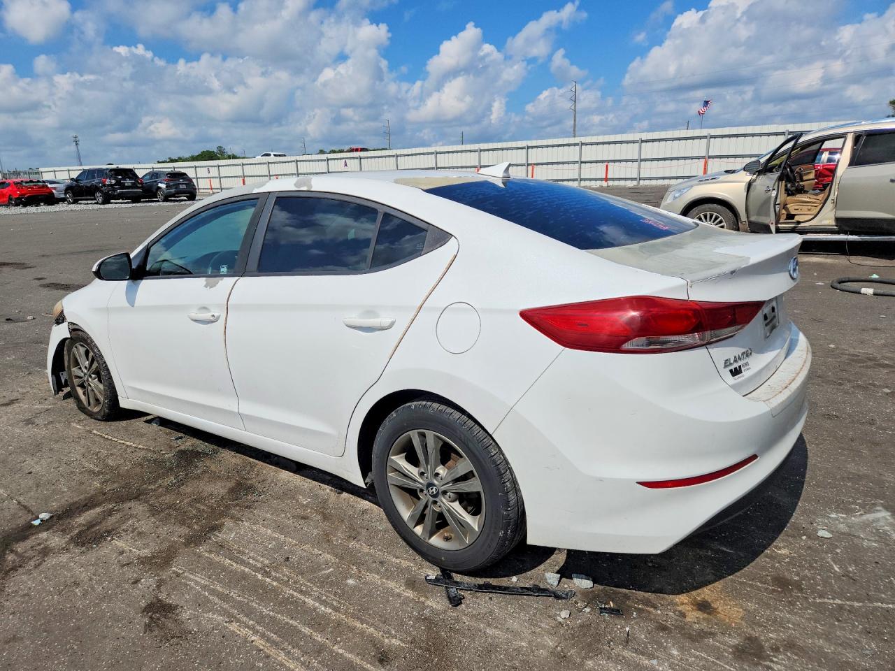 2018 Hyundai Elantra Sel White vin: 5NPD84LF3JH284438