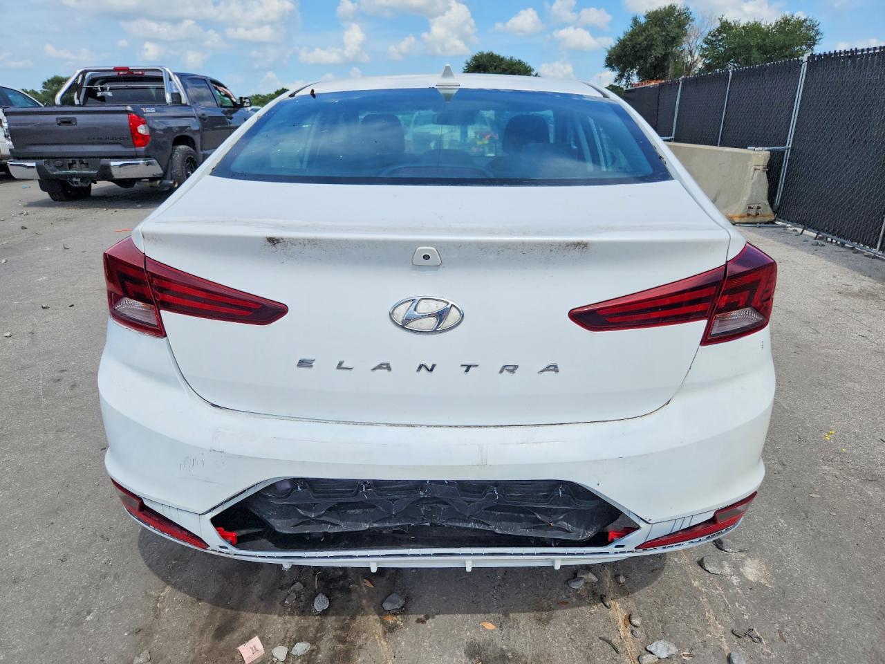 2020 Hyundai Elantra Sel White vin: 5NPD84LF4LH577820