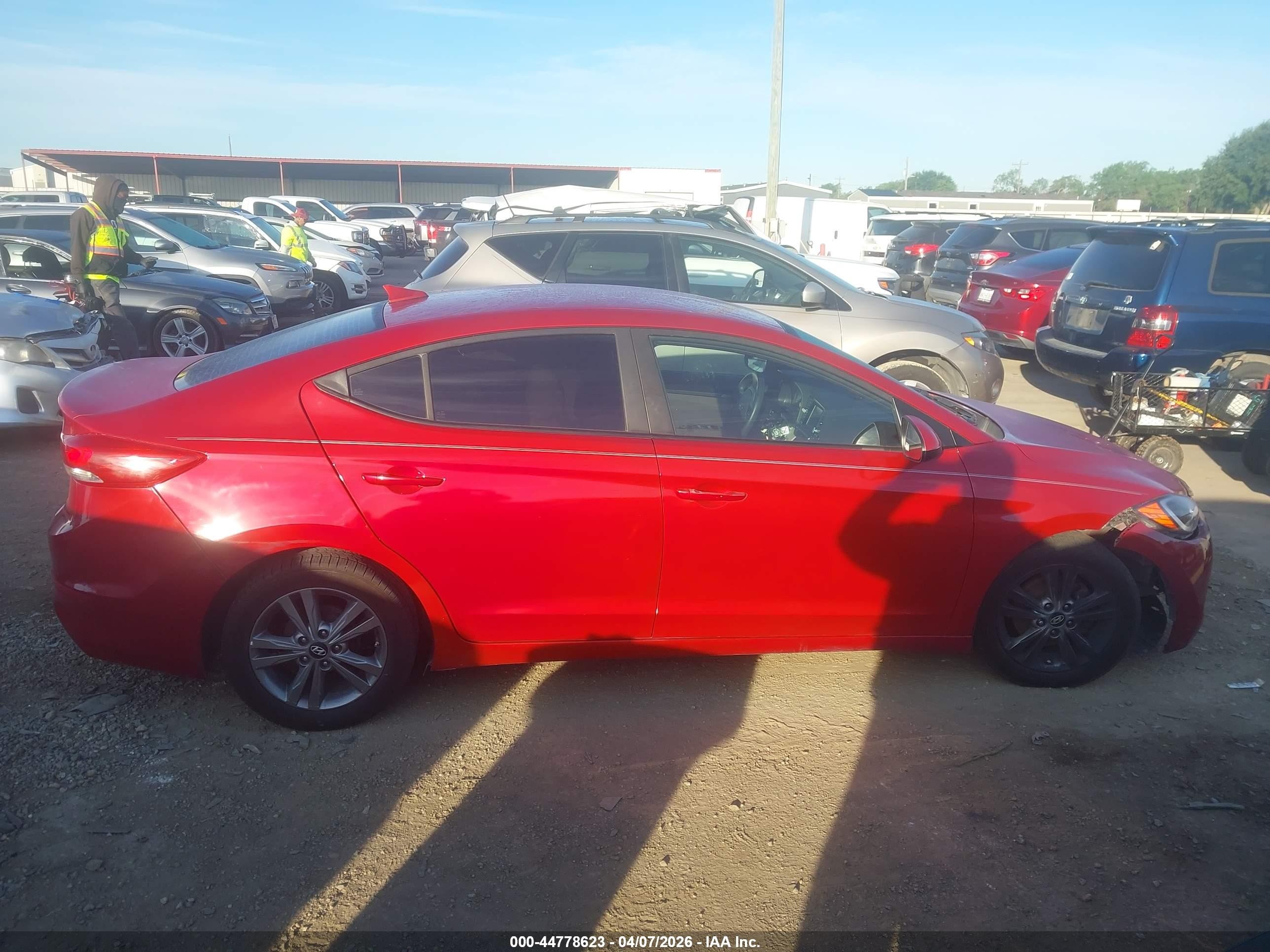 2017 Hyundai Elantra Se Maroon vin: 5NPD84LF5HH153022