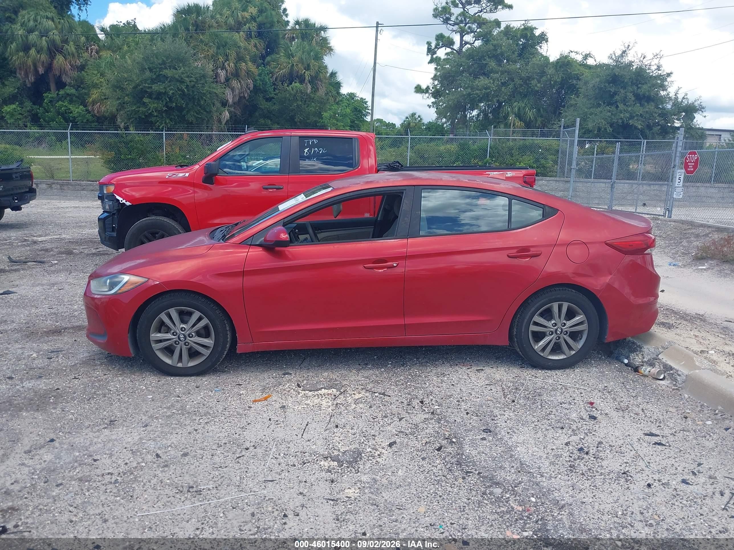 2017 Hyundai Elantra Se Red vin: 5NPD84LF5HH184500